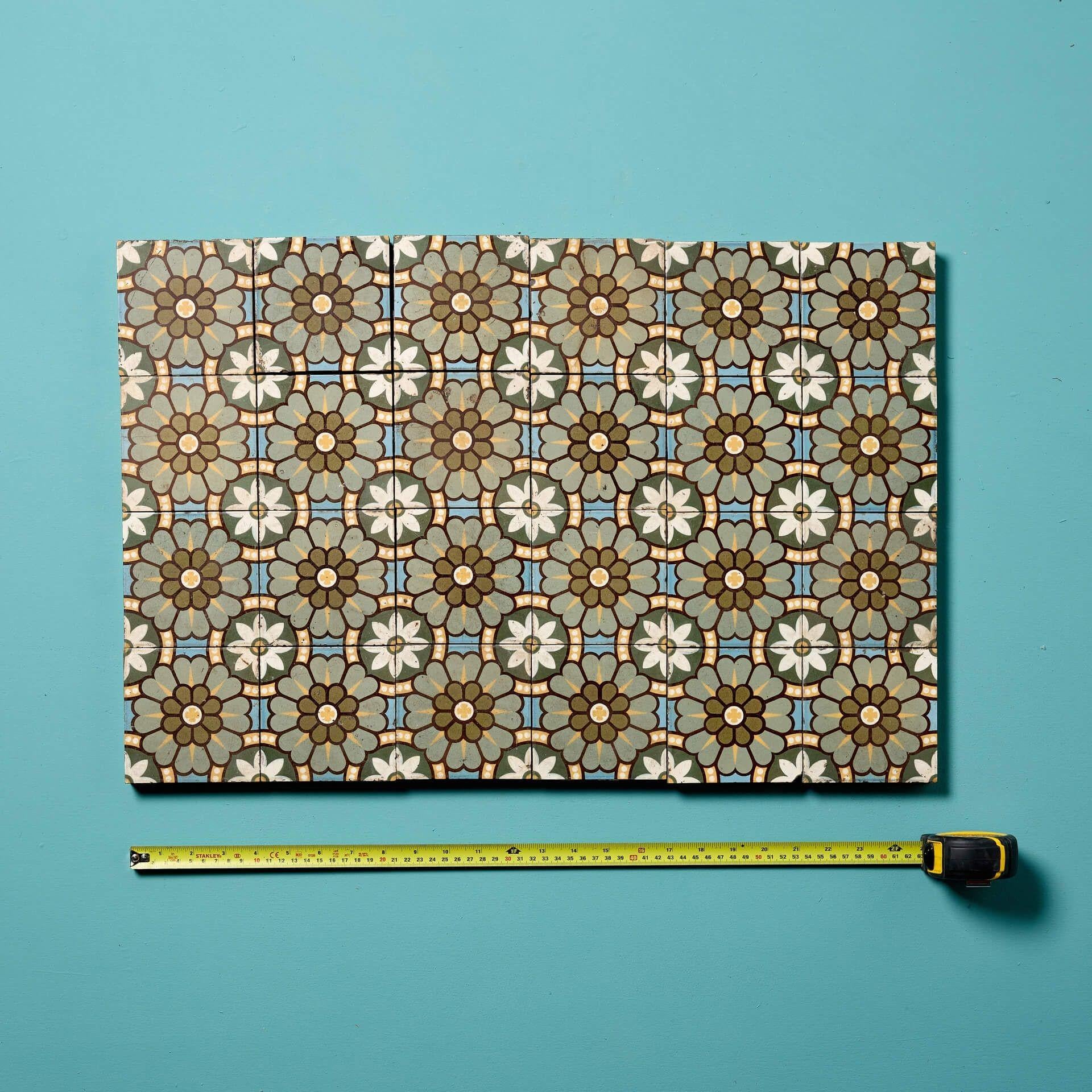 Un ensemble de 24 carreaux de sol en encaustique émaillée récupérés, représentant un motif floral, par W Godwin, Lugwardine.

Datant de la fin du XIXe siècle, ces carreaux de sol récupérés sont de style Pugin et présentent des couleurs naturelles