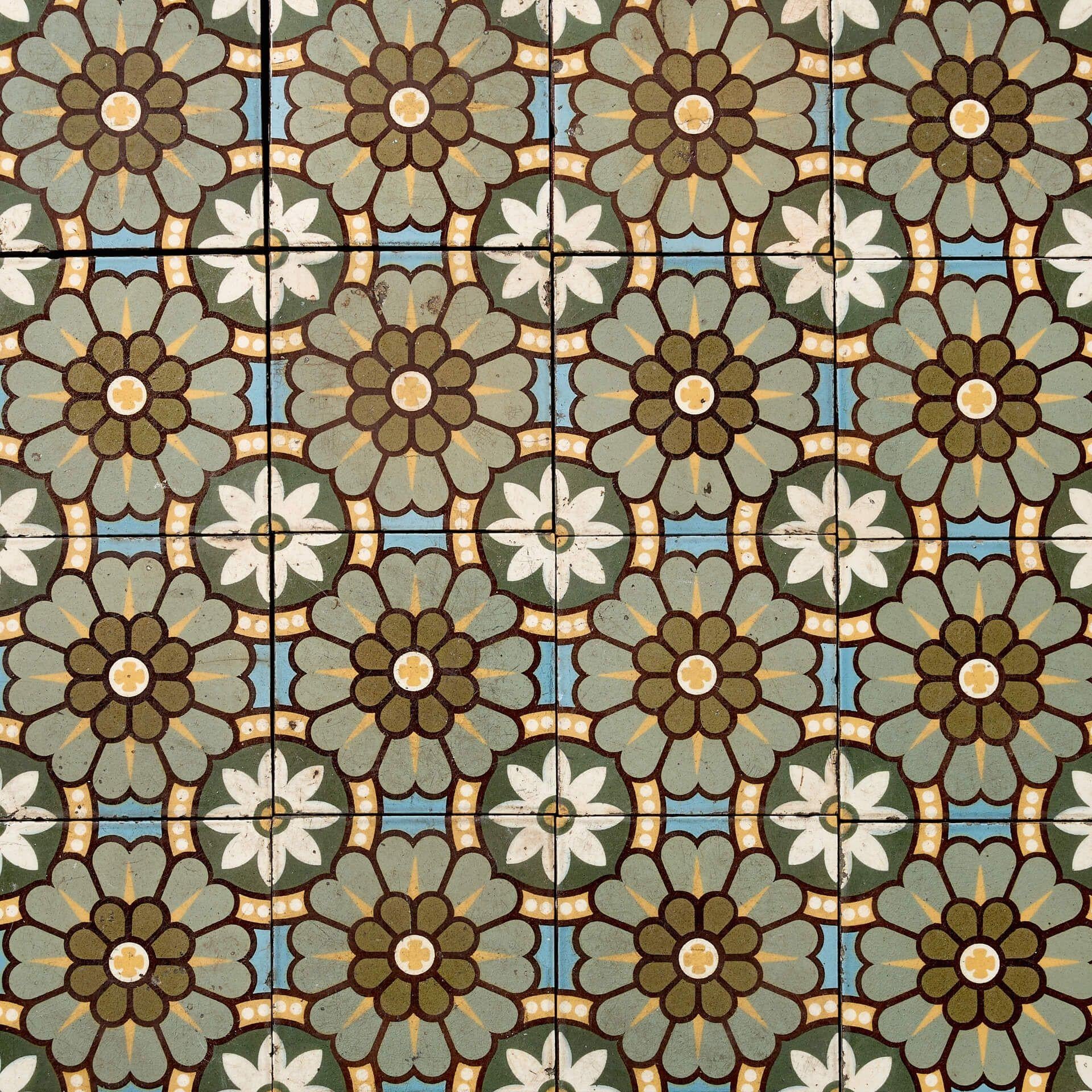 Georgian Set of 24 Encaustic Floor Tiles of Floral Pattern For Sale
