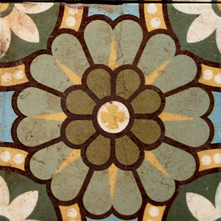 English Set of 24 Encaustic Floor Tiles of Floral Pattern For Sale