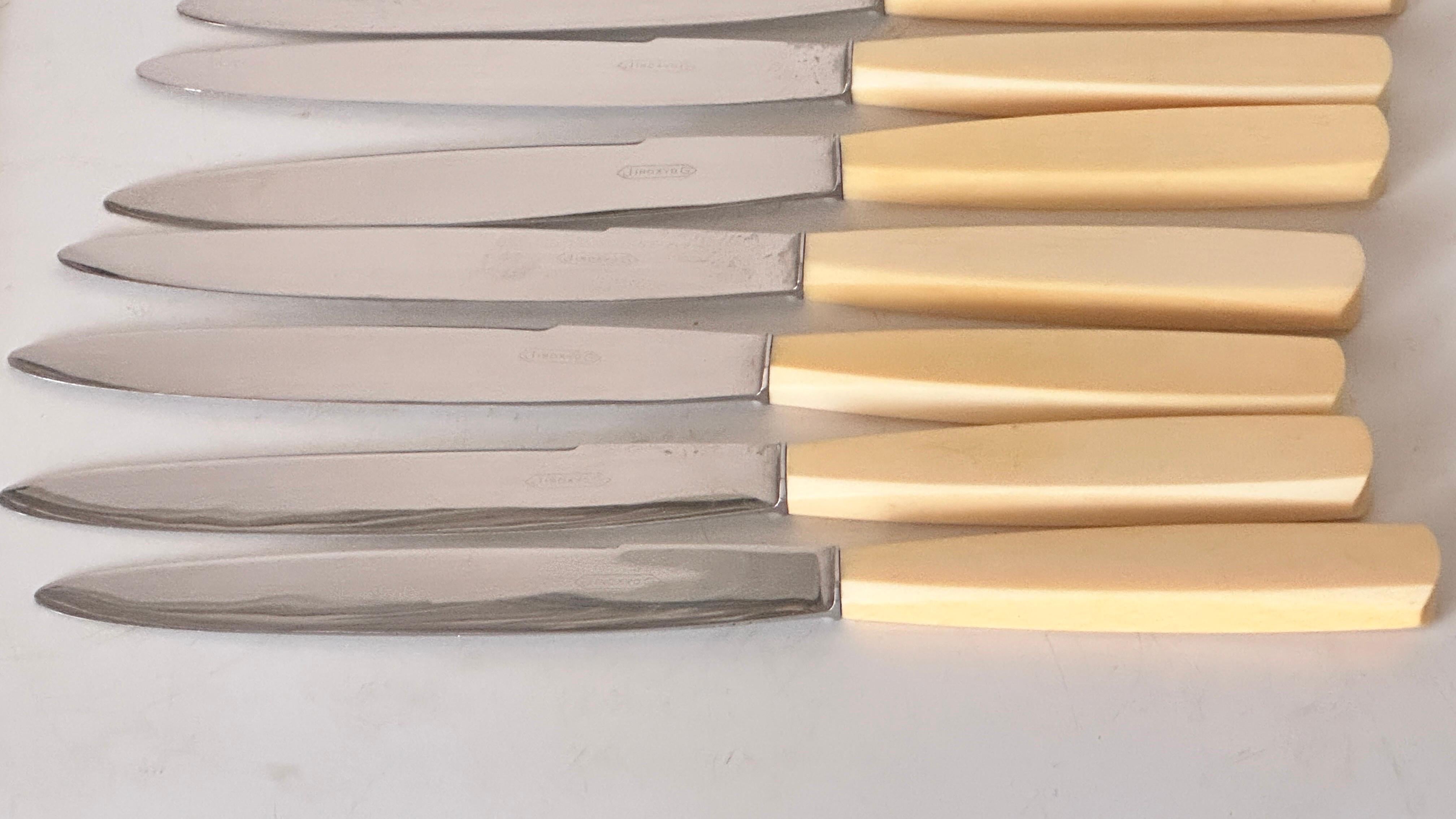 Set of 24 French Art Deco Dinner & Cheese Knives, Steel & Bone Handles, 1970s

Description:
This elegant set of 24 Art Deco knives, crafted in France in the 1970s, showcases a perfect blend of luxury and functionality. Made with high-quality