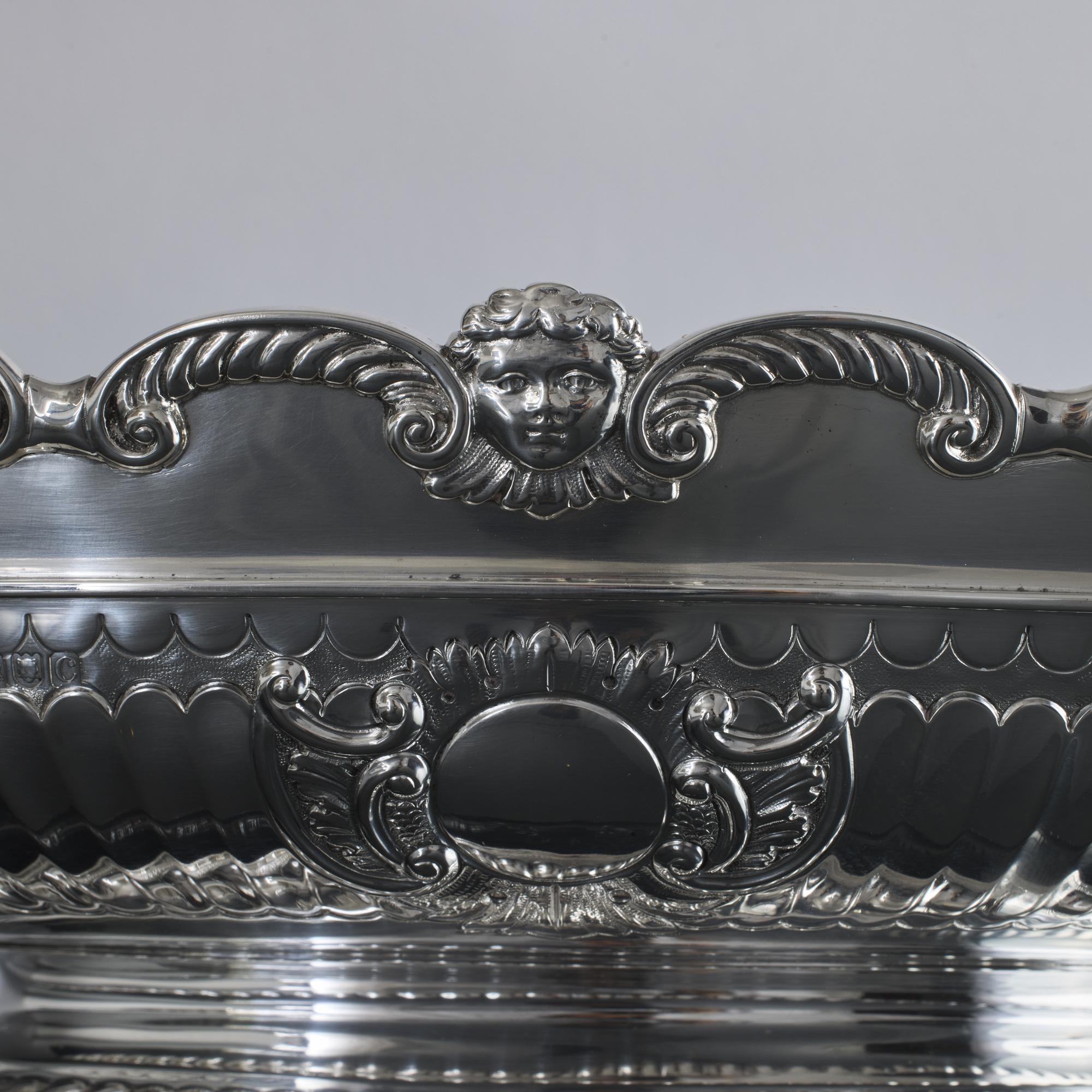 British Large Victorian oval silver bowl For Sale