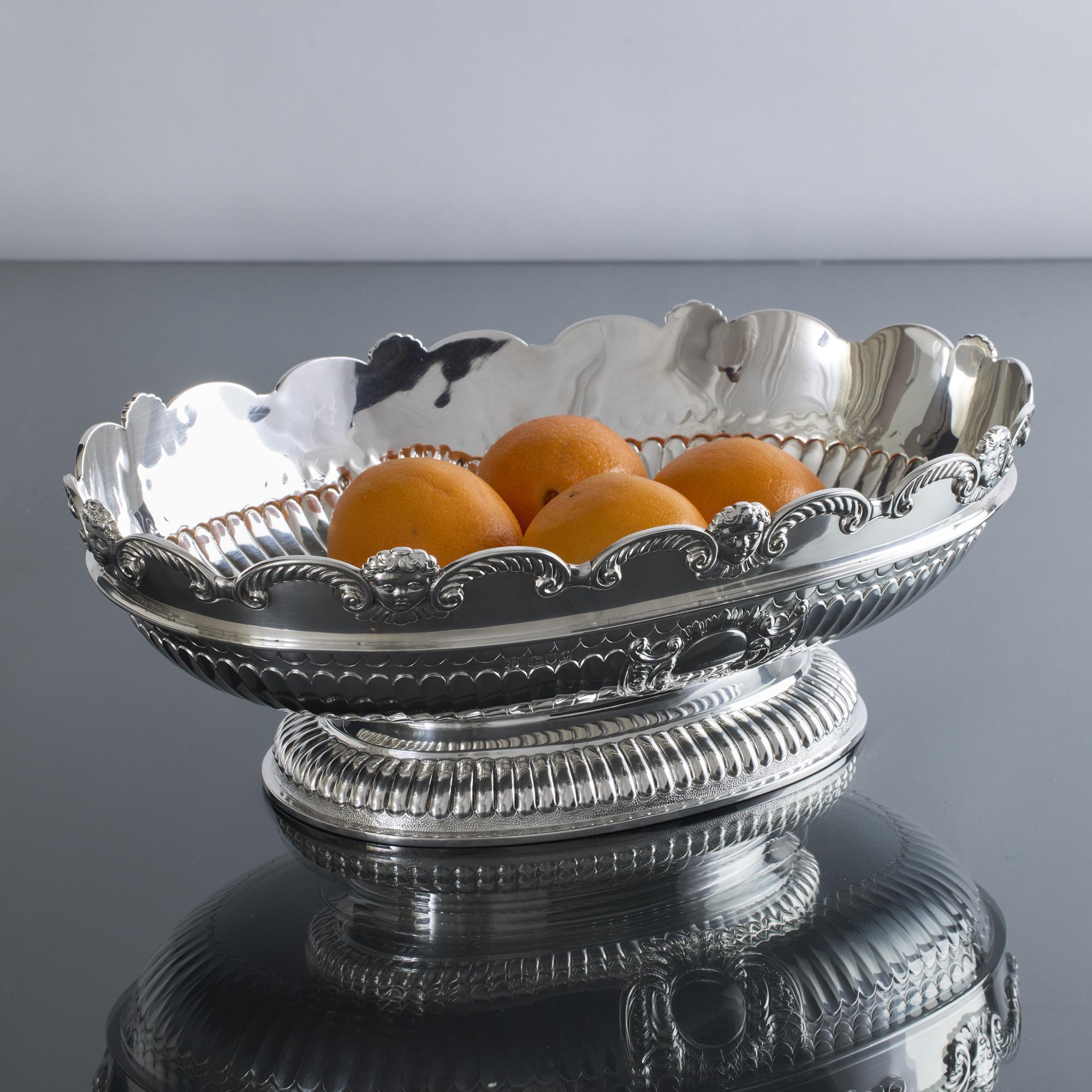 Large Victorian oval silver bowl In Good Condition For Sale In London, GB