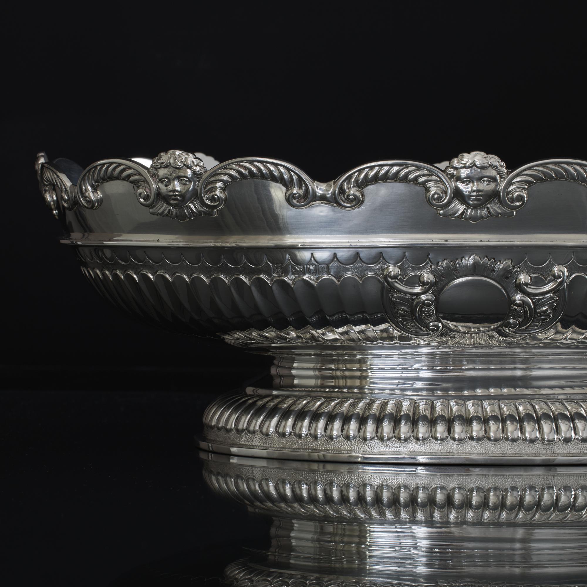 Large Victorian oval silver bowl For Sale 3