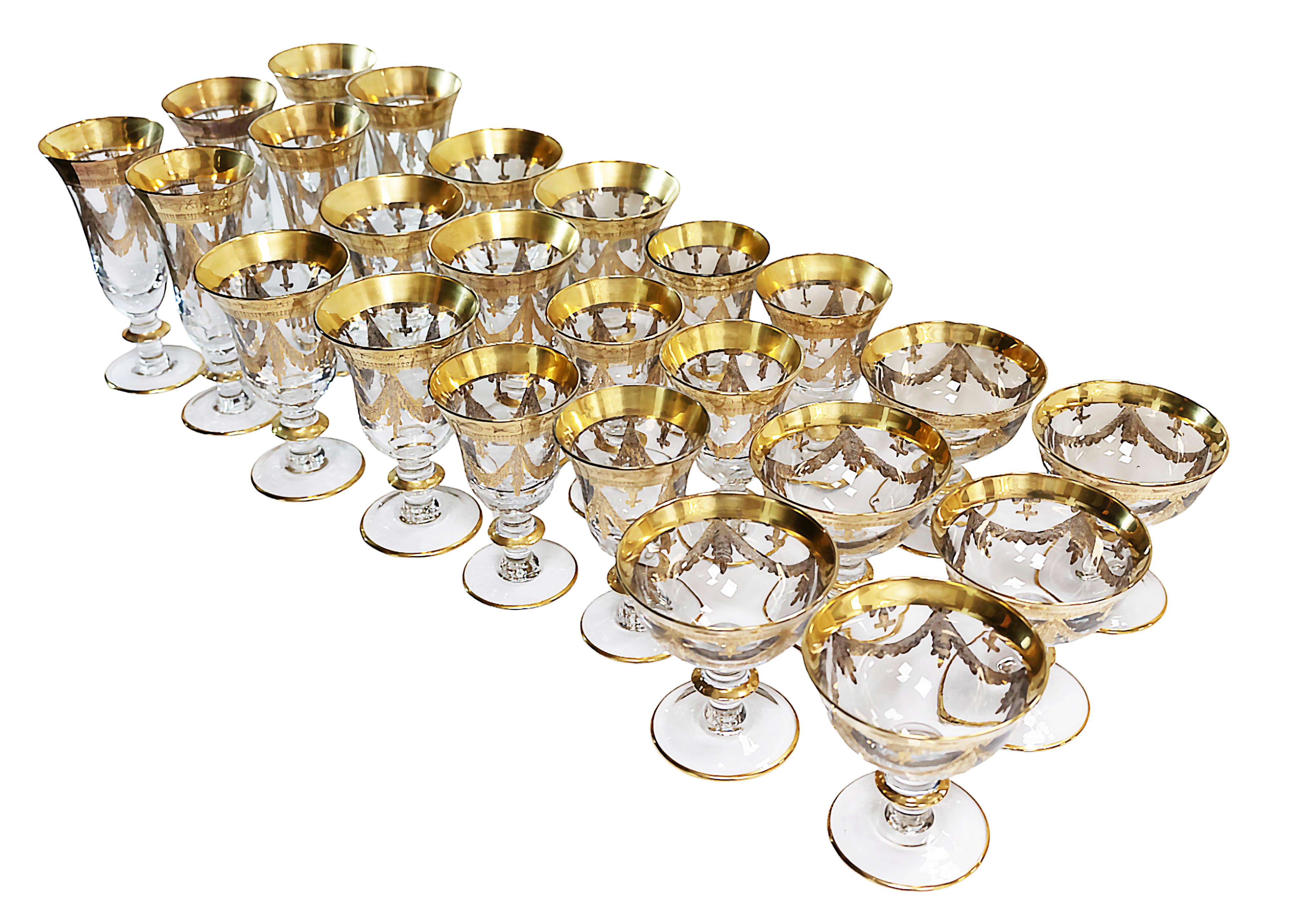 Set di 24 pezzi di bicchieri da vino e coppe da champagne vintage Arte Italica Medici.
Il bicchiere è realizzato a mano con vetro trasparente e decorato con oro 24k.
Misure:
Bicchiere da champagne: H19 x 9 cm
Coupé di champagne: H12 x 12