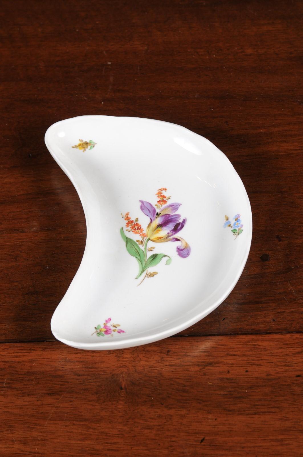 Set of 24 Pieces German Meissen Porcelain Dinner Service with Floral Decor For Sale 3