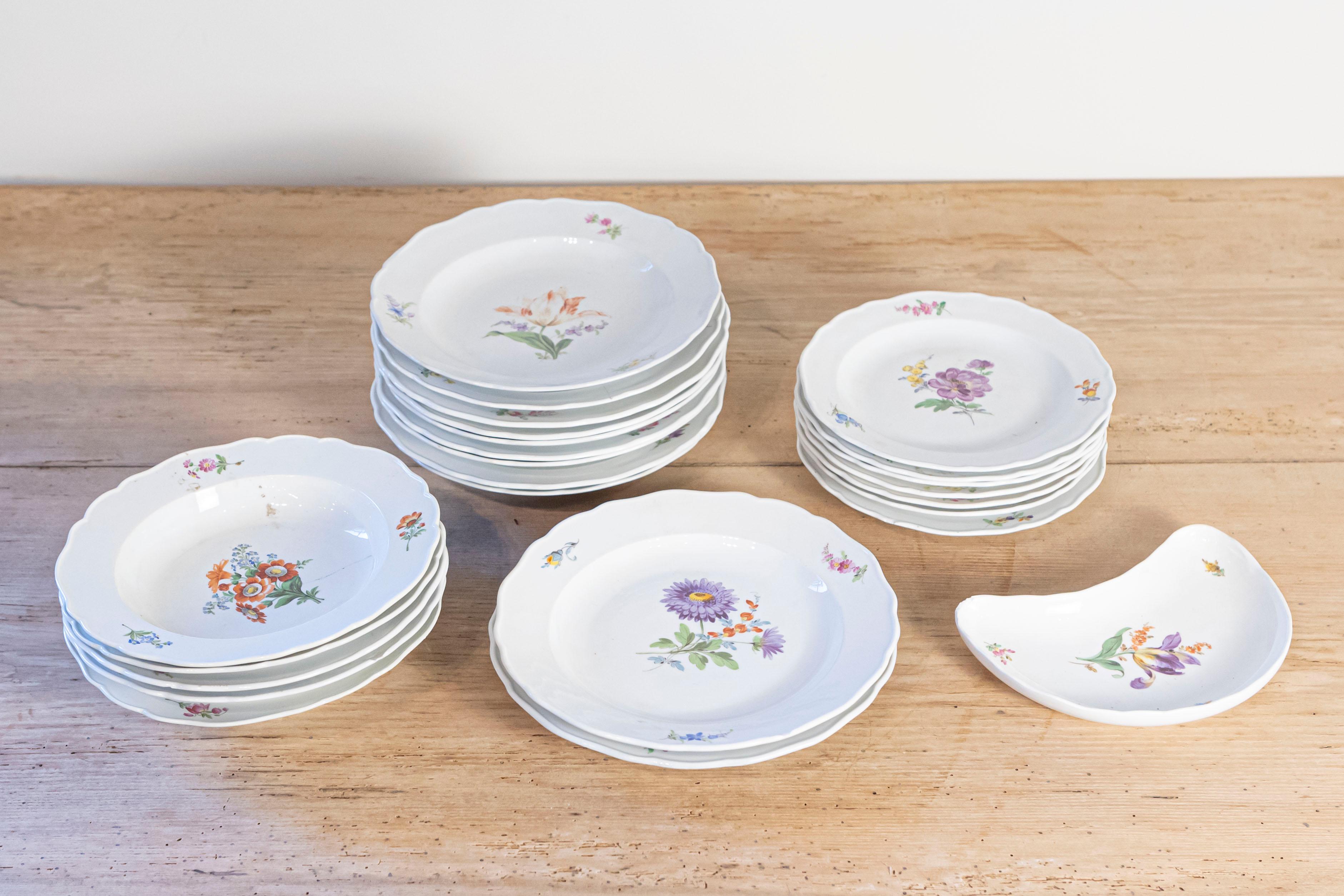 Juego de 24 piezas de servicio de porcelana alemana de Meissen del siglo XIX, con decoración floral. Nacido en el este de Alemania durante el siglo XIX, cada uno de estos servicios de 24 piezas presenta una encantadora decoración floral de flores