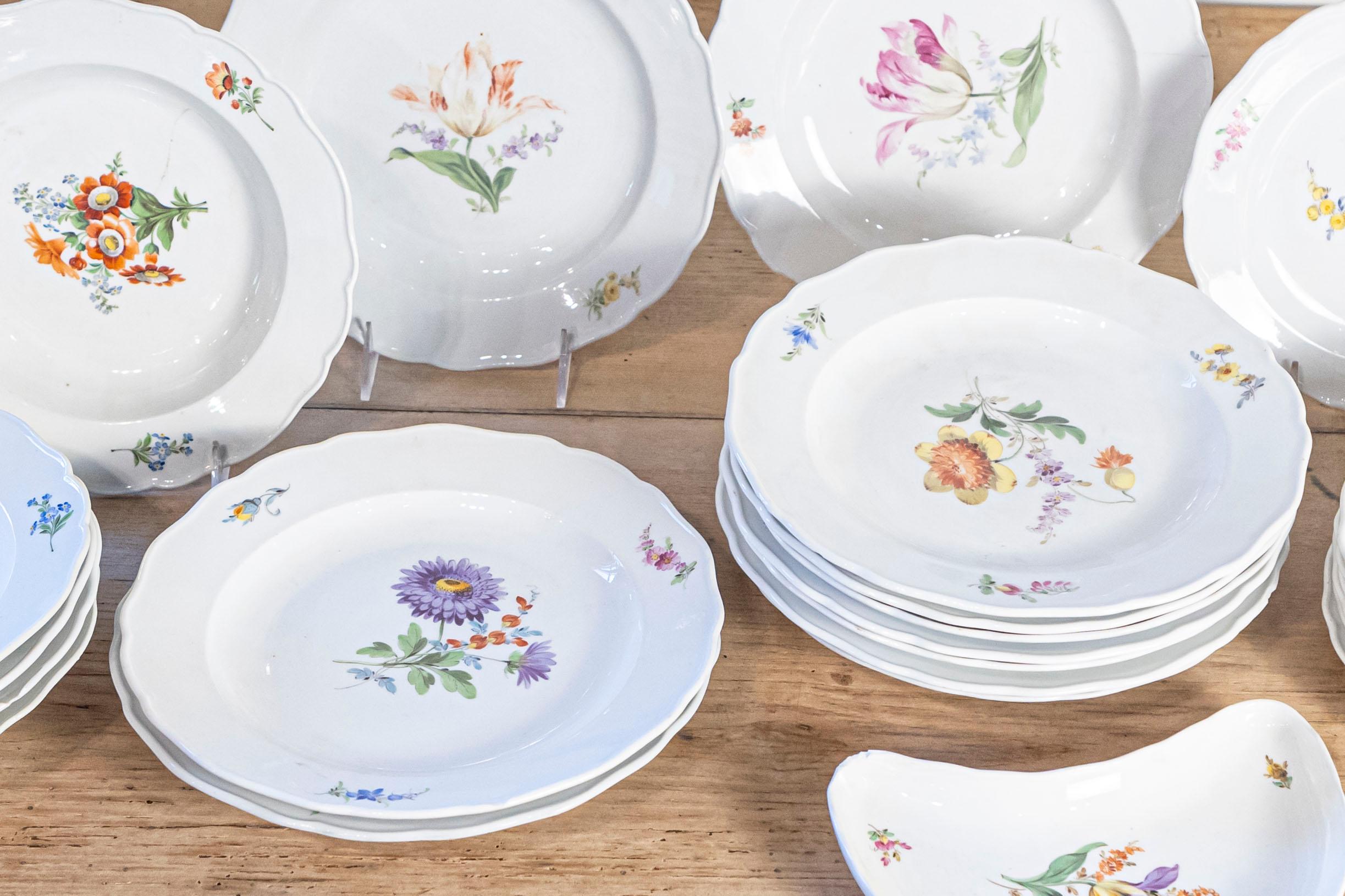 Juego de 24 Piezas de Vajilla de Porcelana Alemana de Meissen con Decoración Floral Alemán en venta