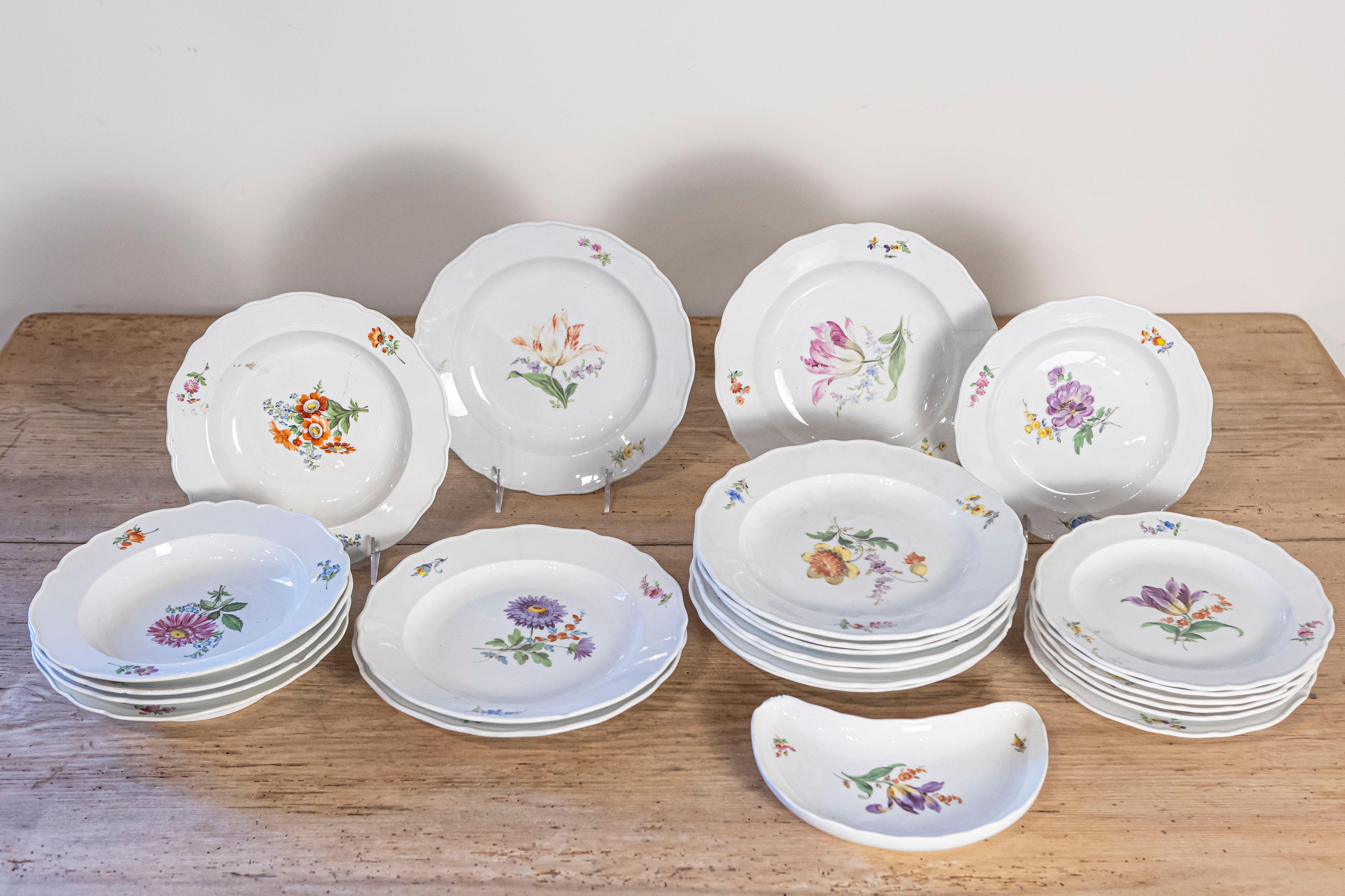 Juego de 24 Piezas de Vajilla de Porcelana Alemana de Meissen con Decoración Floral Hecho a mano en venta