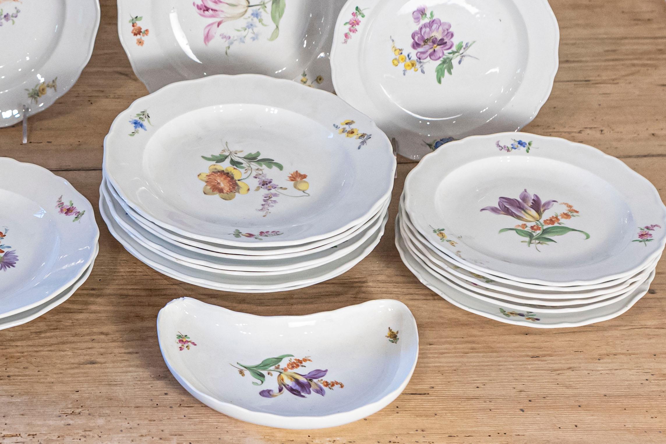 Juego de 24 Piezas de Vajilla de Porcelana Alemana de Meissen con Decoración Floral en Bueno estado para la venta en Atlanta, GA