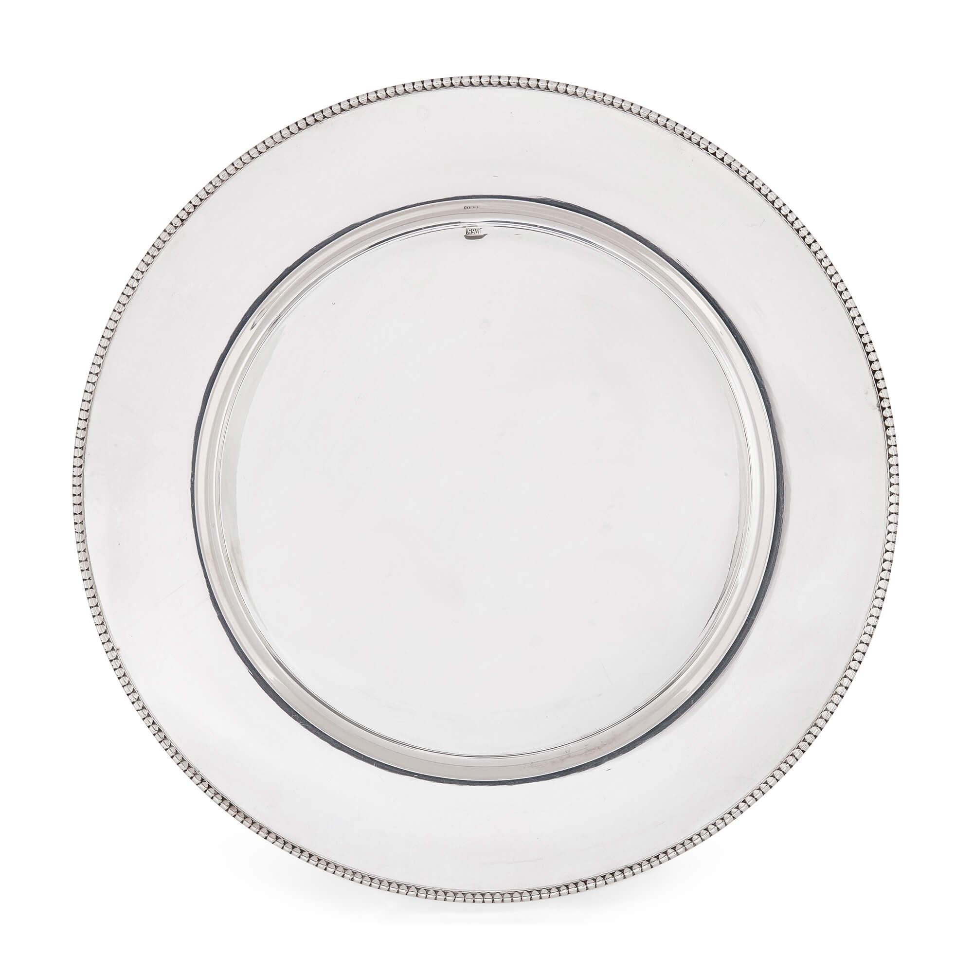 Juego de 24 bajoplatos de plata 
Continental, Siglo XX 
Altura 1,5 cm, diámetro 30 cm

Este refinadísimo juego de veinticuatro bajoplatos (también llamados platos cargadores) se fabricó en el siglo XX. Totalmente de plata, este juego sería un