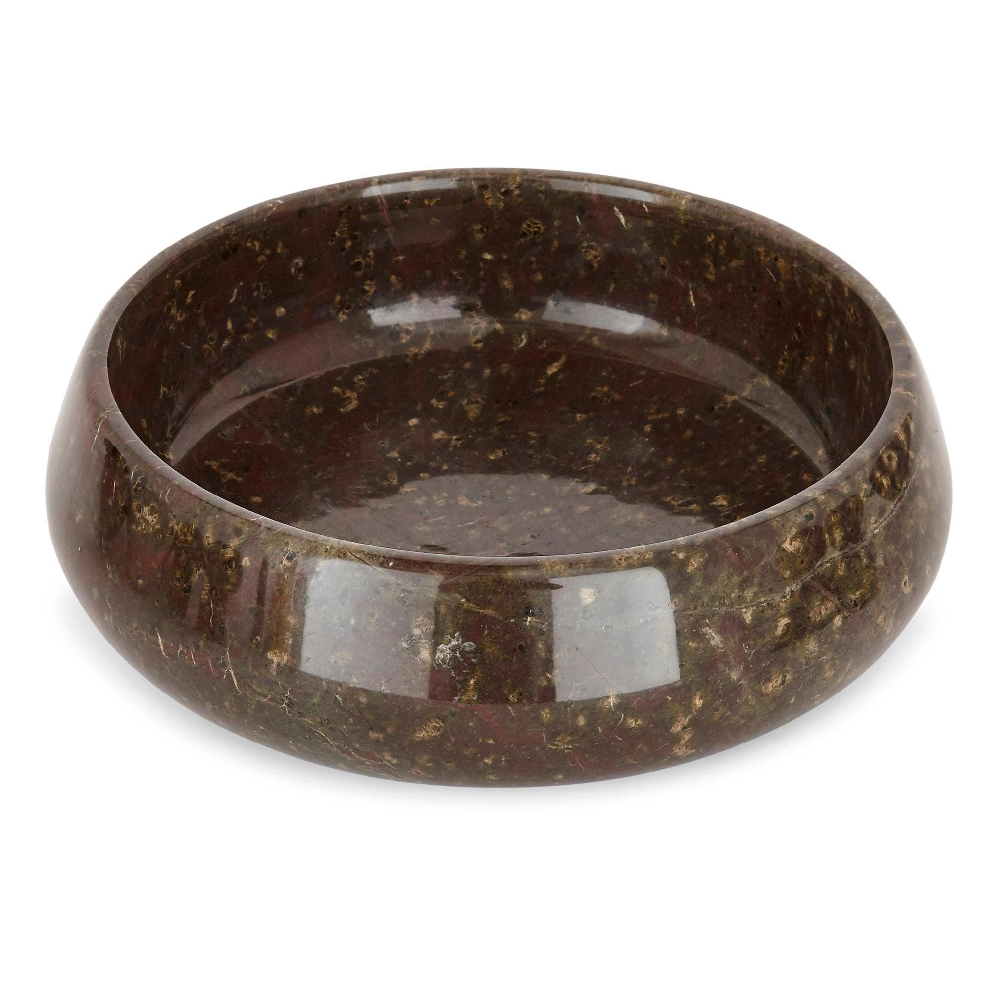 Questo set contiene 24 esemplari di marmo, tra cui serpentino, granito e marmo Poltesco della Cornovaglia. Gli esemplari assumono varie forme, tra cui sfere perfettamente formate e dischi finemente intagliati. I dischi, sei in totale, hanno degli
