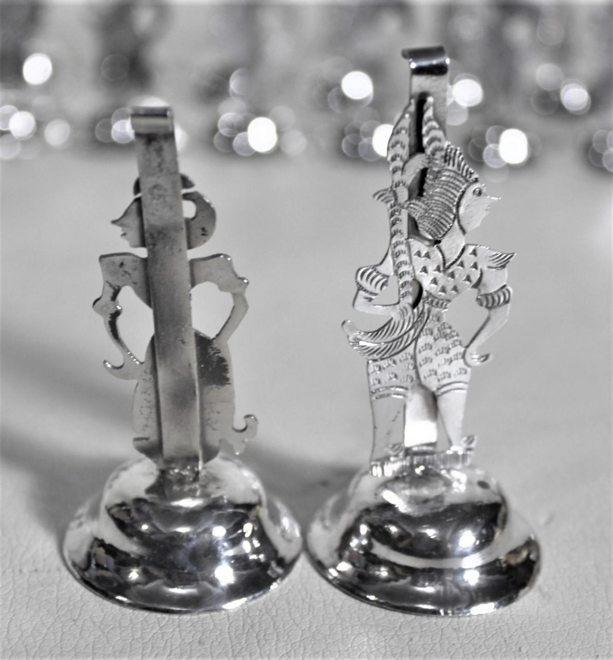Fait à la machine Ensemble de 24 porte-cartes de table ou porte-menu danseurs thaïlandais ou tibétains en métal argenté en vente