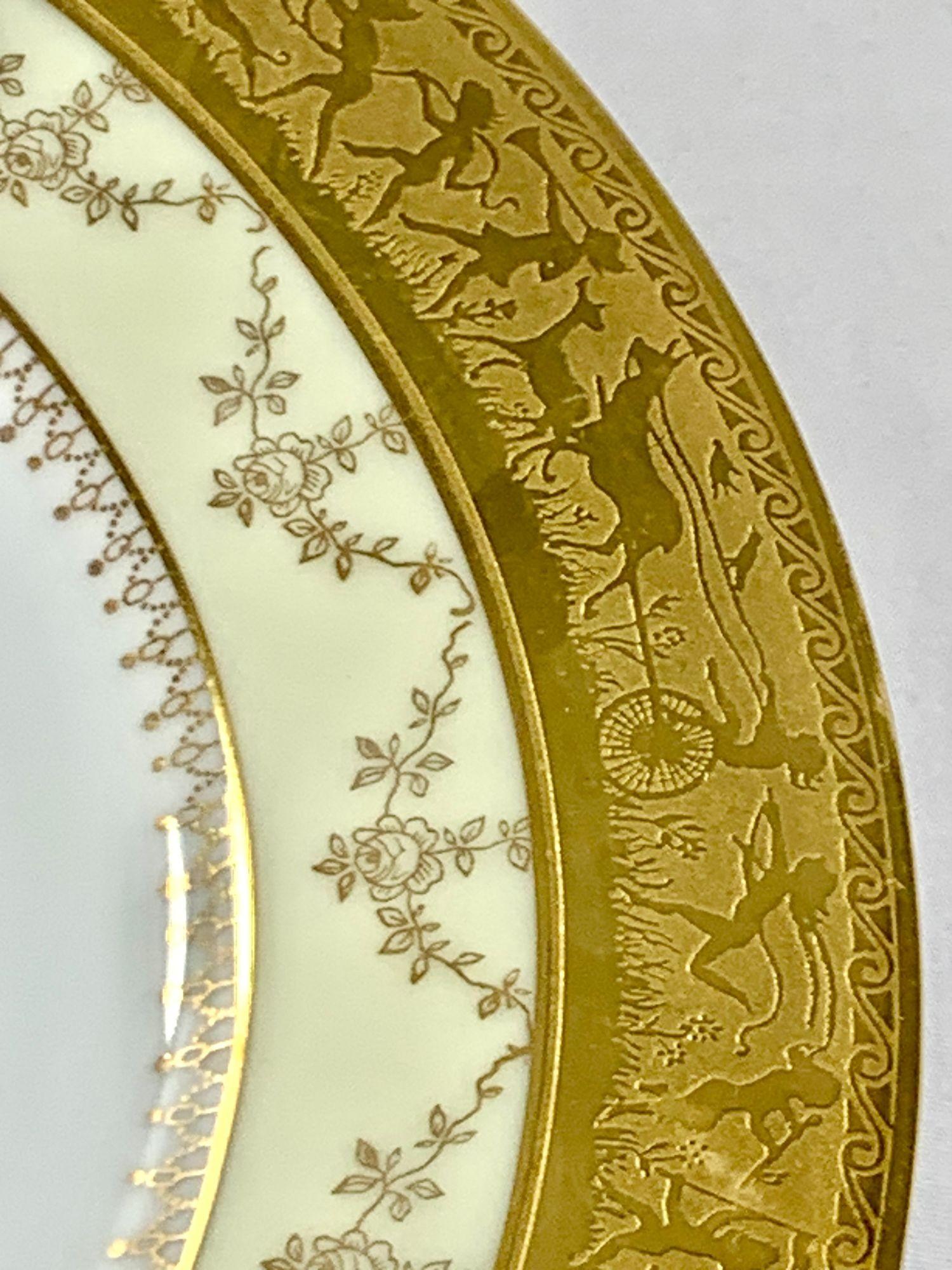 Cet élégant service de douze assiettes plates et douze assiettes creuses en porcelaine a été fabriqué par Royal Eleg en Tchécoslovaquie vers 1935.
Il comprend douze assiettes plates et douze assiettes creuses assorties, toutes richement décorées