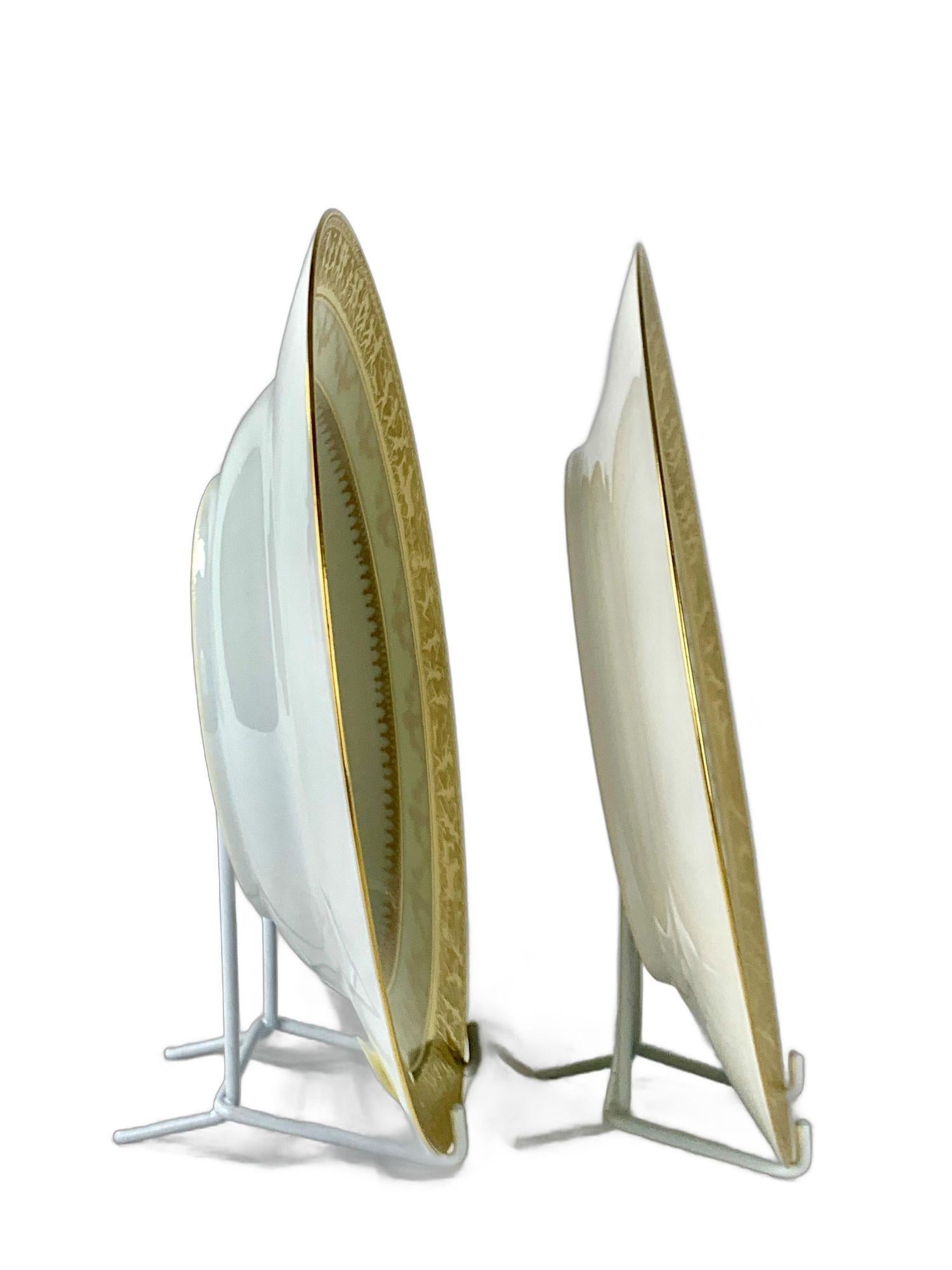 Néo-classique Ensemble de 24 assiettes plates et assiettes à soupe blanches et dorées par Royal Epaig C.C. 1935 en vente