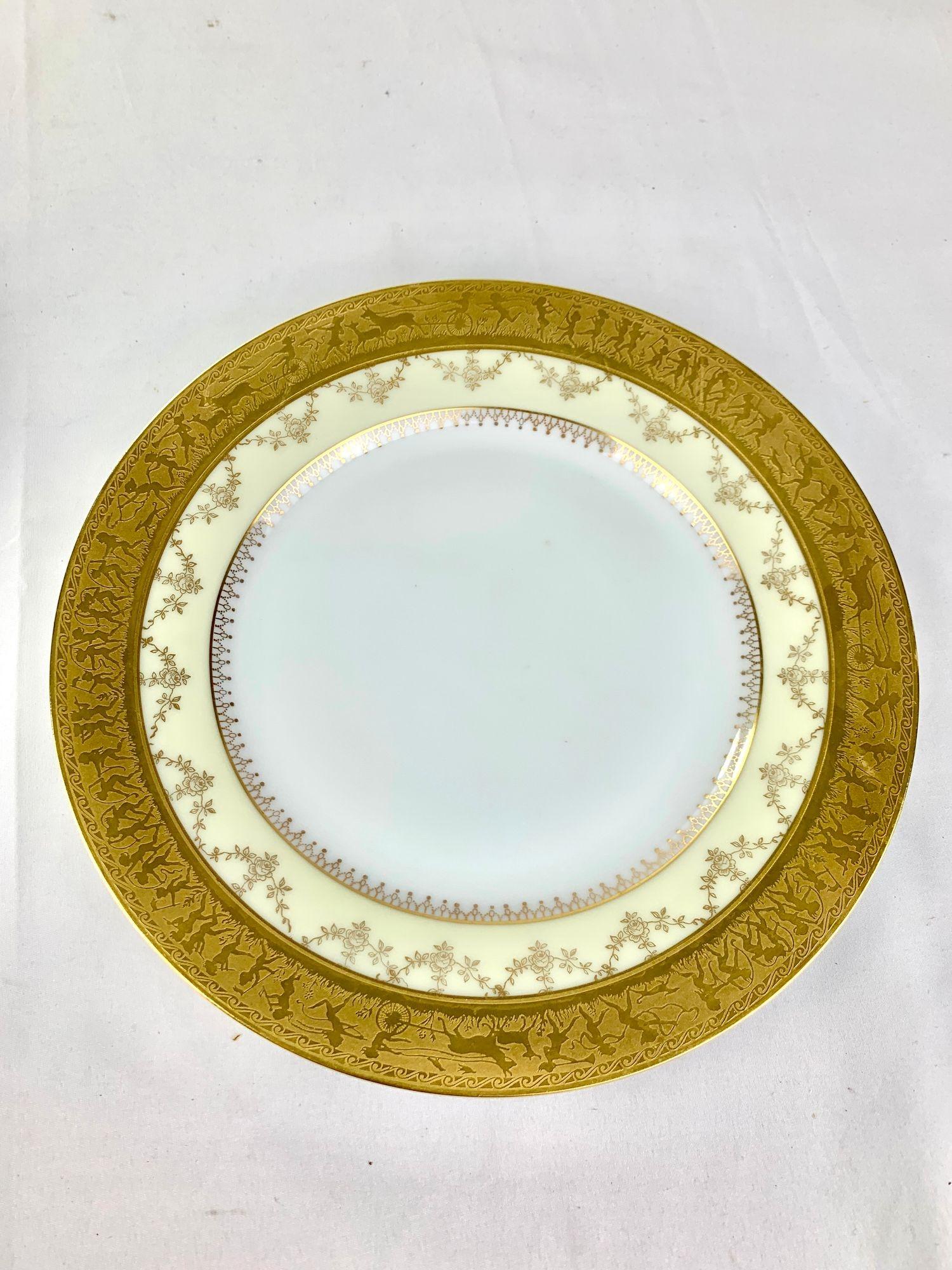 Ensemble de 24 assiettes plates et assiettes à soupe blanches et dorées par Royal Epaig C.C. 1935 Excellent état - En vente à Katonah, NY