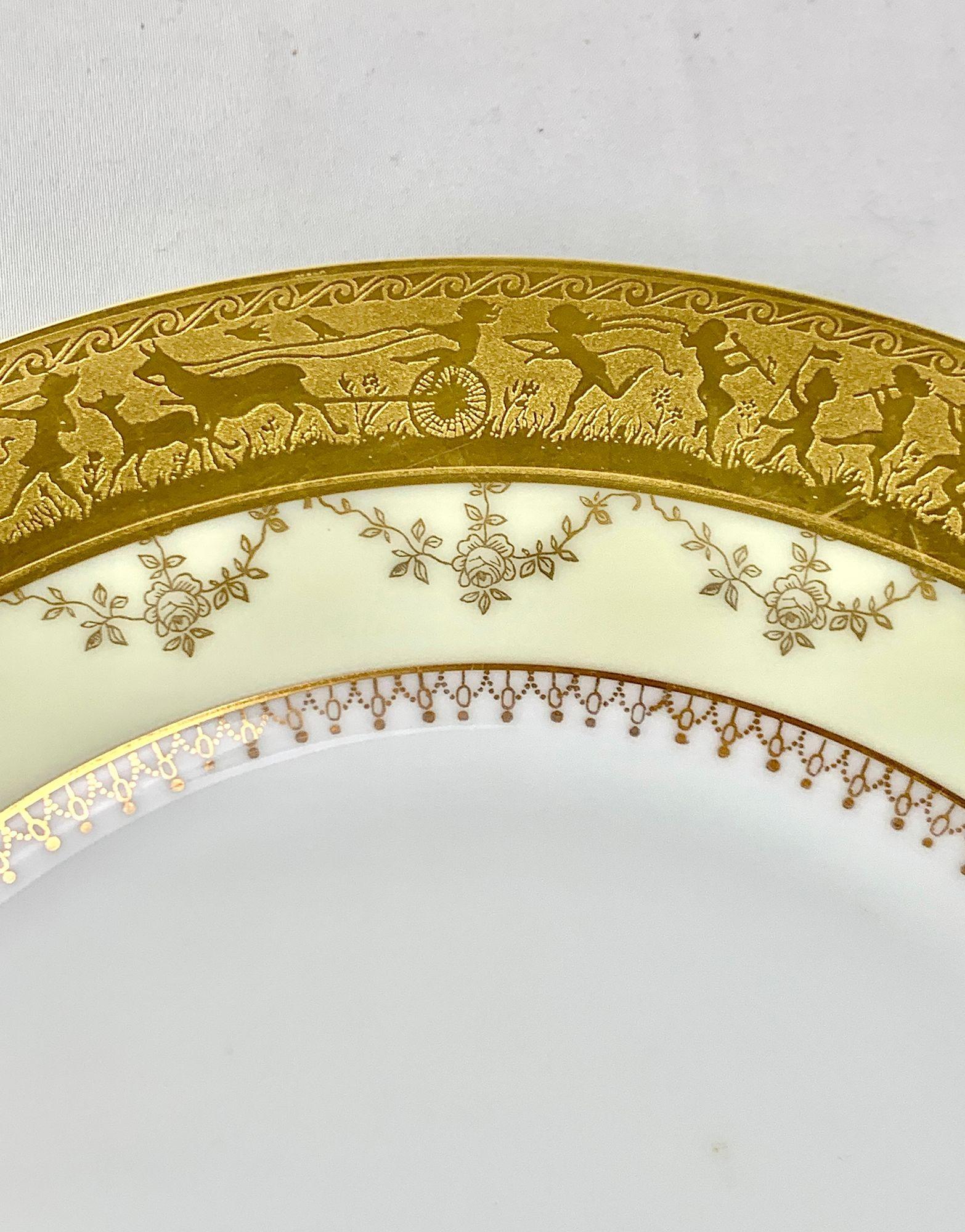Milieu du XXe siècle Ensemble de 24 assiettes plates et assiettes à soupe blanches et dorées par Royal Epaig C.C. 1935 en vente