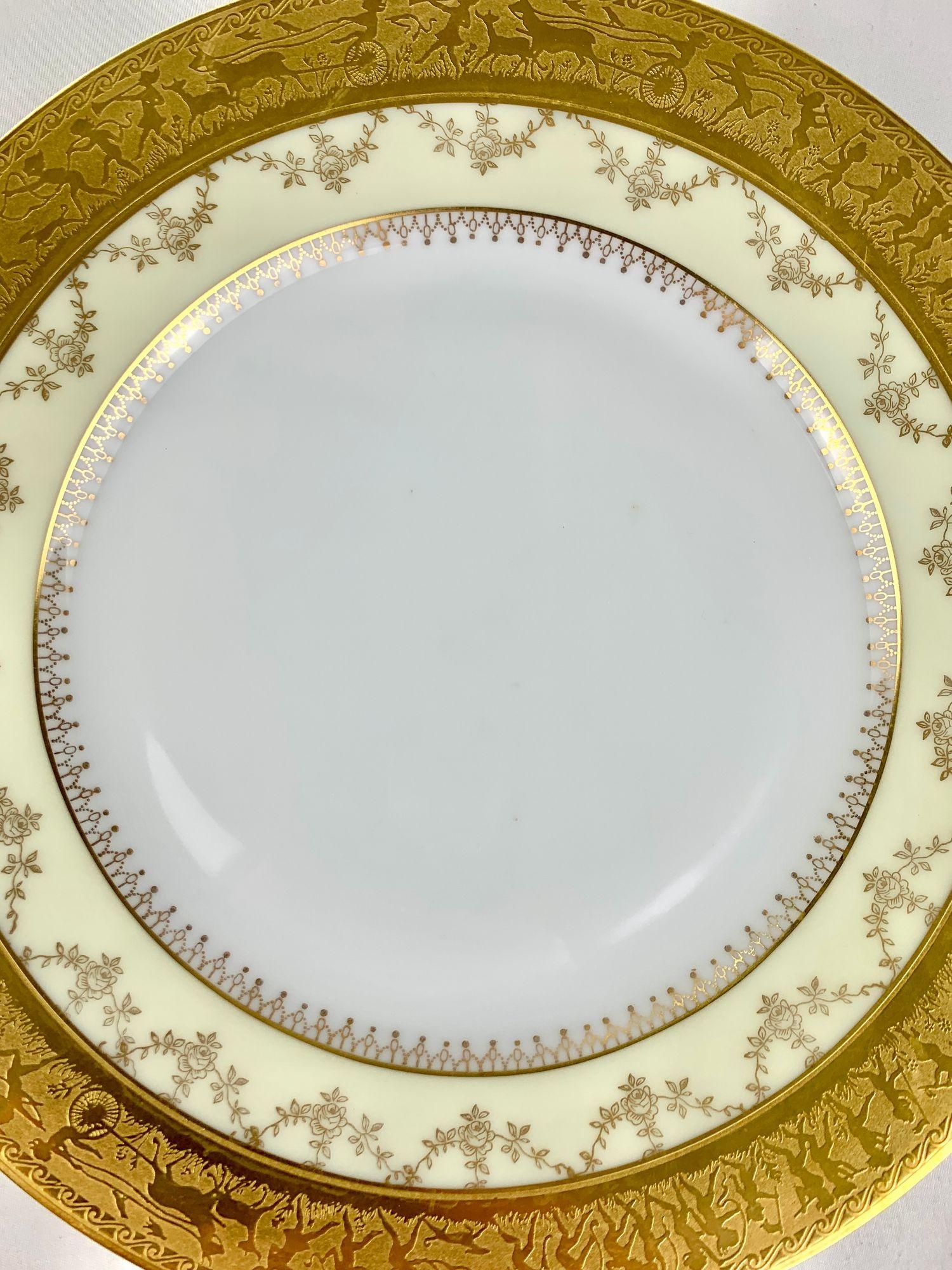 Porcelaine Ensemble de 24 assiettes plates et assiettes à soupe blanches et dorées par Royal Epaig C.C. 1935 en vente