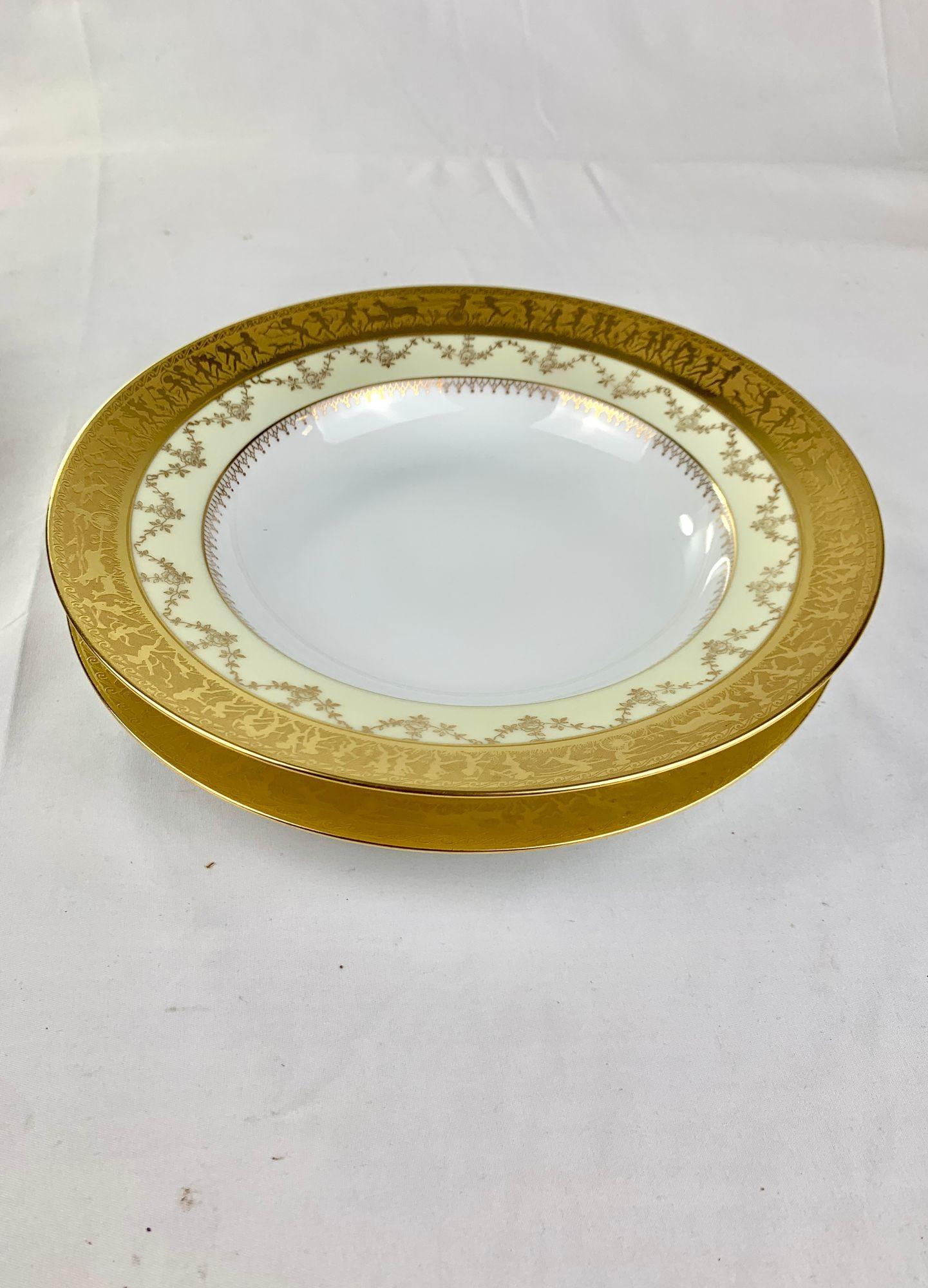 Ensemble de 24 assiettes plates et assiettes à soupe blanches et dorées par Royal Epaig C.C. 1935 en vente 2
