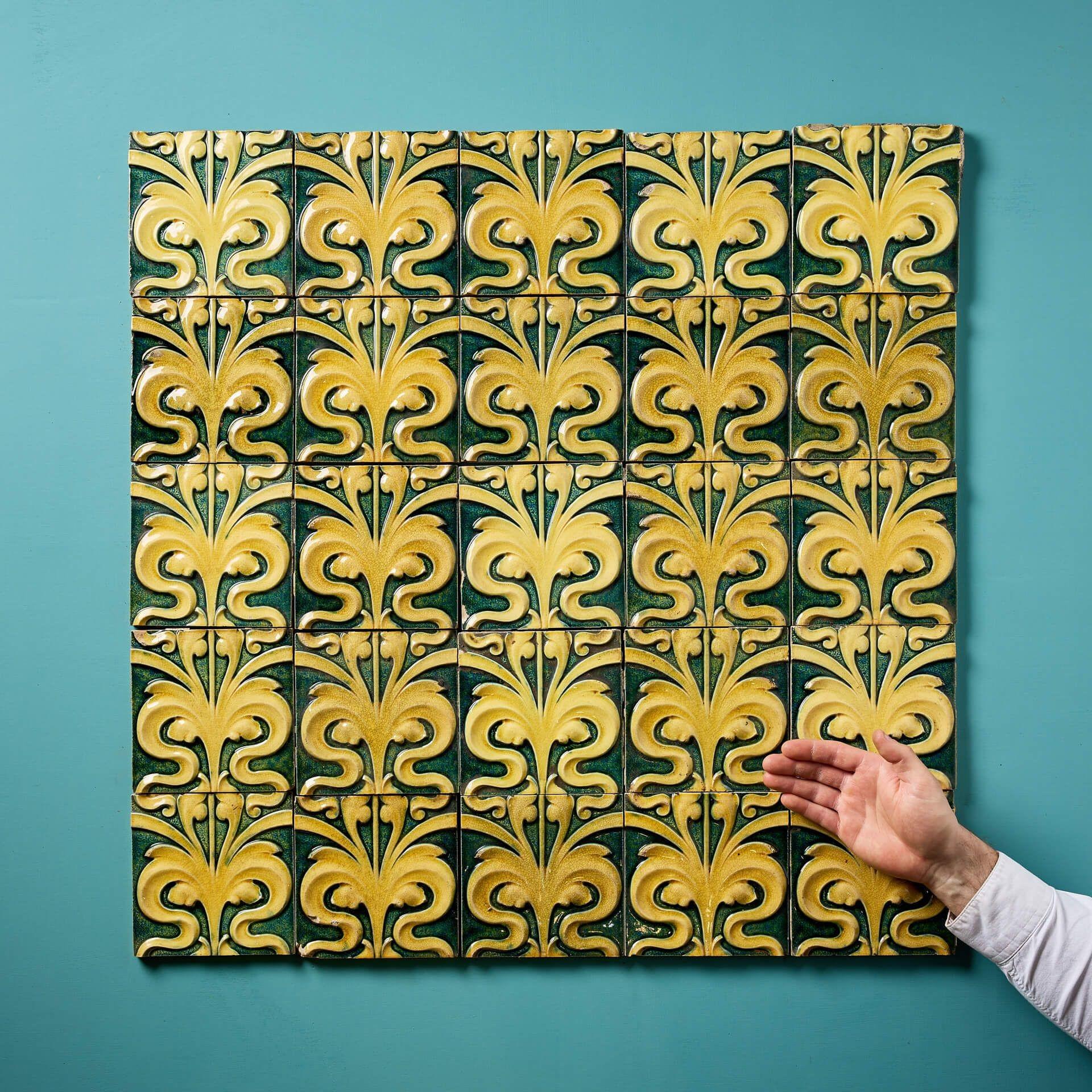 Un groupe de 25 carreaux anciens de 6 pouces en céramique émaillée de style Arte Antiques, vers 1890.

Cet ensemble coloré comprend 25 carreaux identiques décorés de feuillages jaunes émaillés dans des tons coordonnés sur un fond vert émaillé. Nous