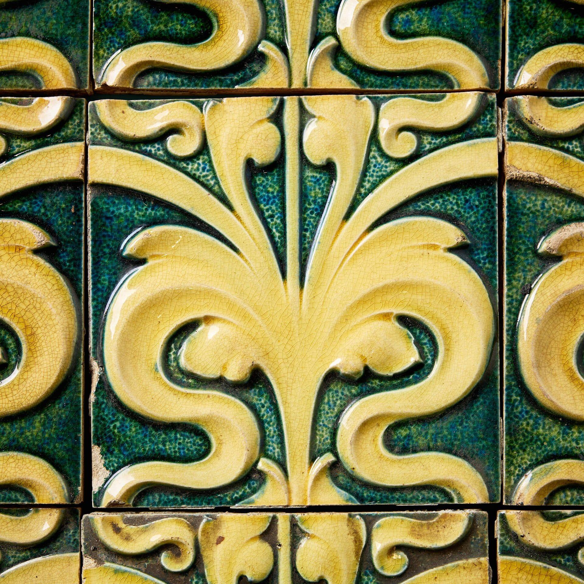 Arts and Crafts Lot de 25 carreaux de céramique émaillée verte et jaune antique de 6 pouces en vente