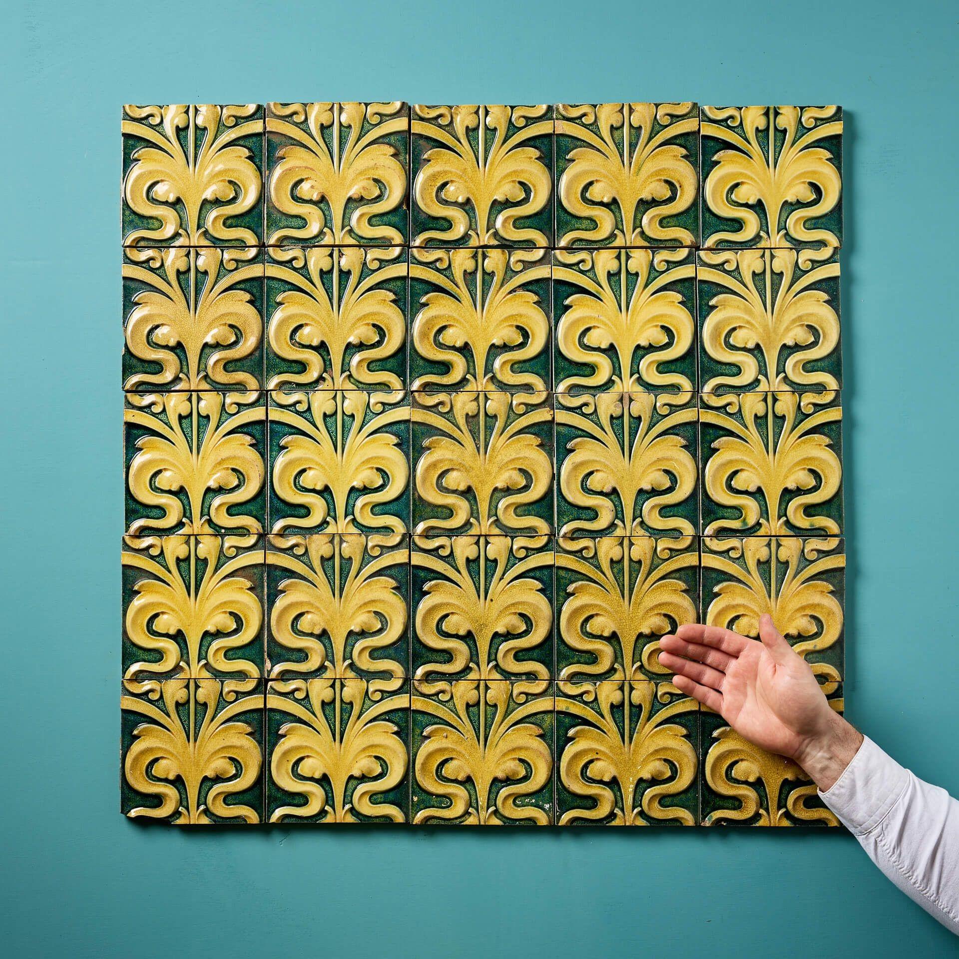 Un groupe dynamique de 25 carreaux de 6 pouces en céramique émaillée, vers 1890.

Cet ensemble coloré comprend 25 carreaux identiques décorés de feuillages jaunes émaillés dans des tons coordonnés sur un fond vert émaillé. Nous disposons également