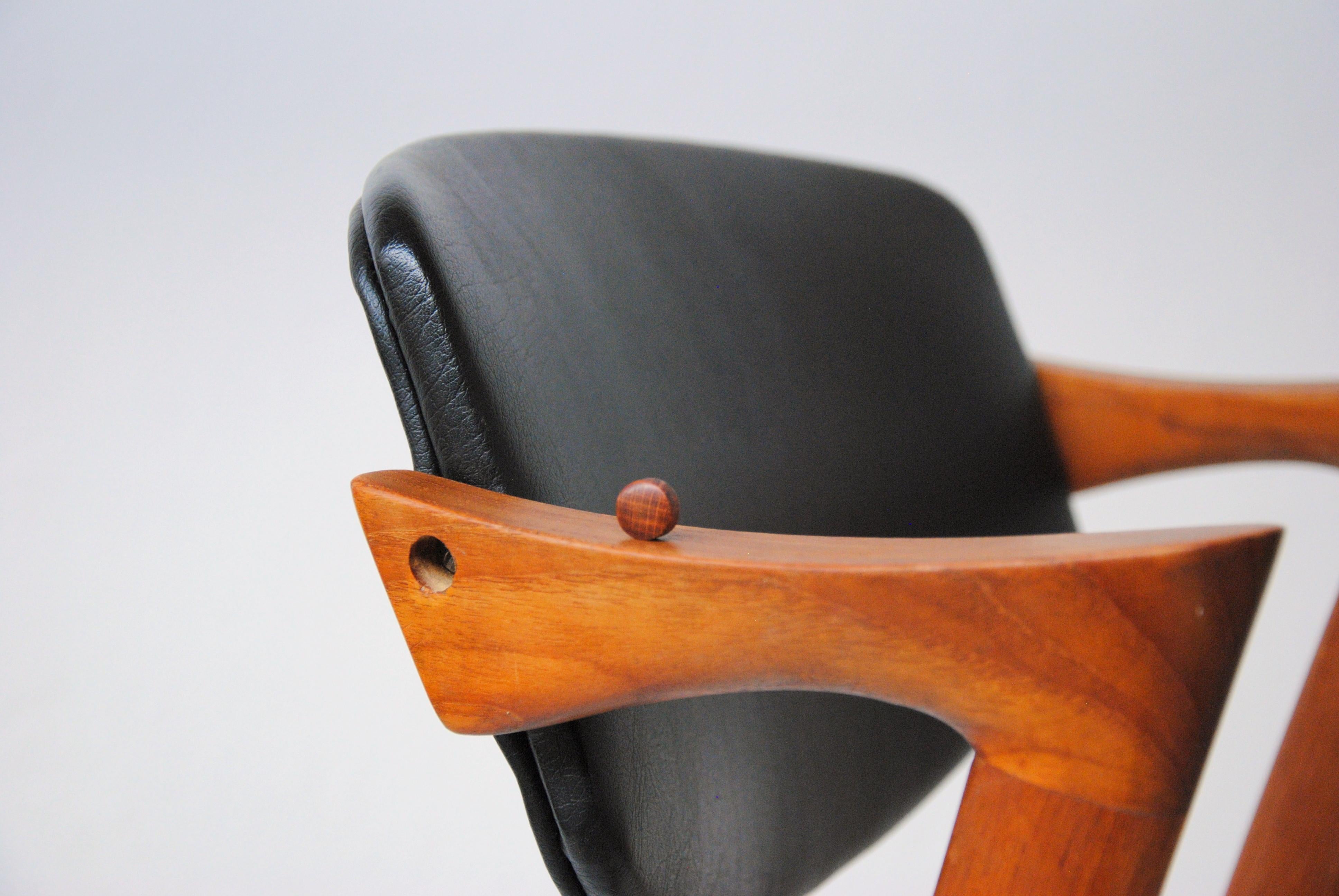 Set of 25 button plugs for the Kai Kristiansen model 42 teak dining chair and other dining chairs with similar plug holes.

The button plugs have the original dimensions and shape to ensure that they fit perfectly to the plug holes and are made of