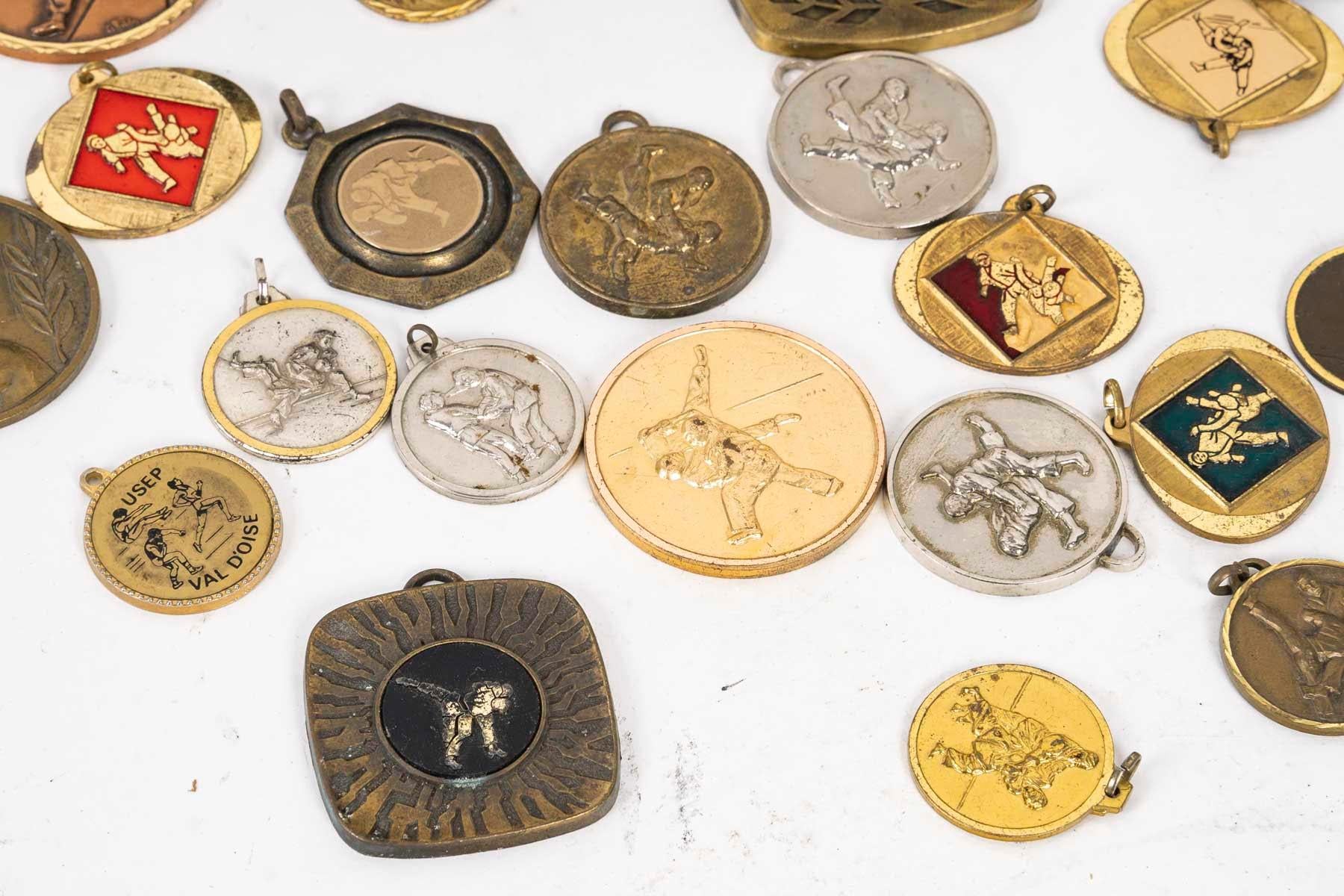 Set of 25 sports medals, 20th century.

Set of 25 medals from sporting competitions, including a small trophy, 1st Benjamin, 20th century.
Trophy: H: 13cm, W: 9cm, D: 5cm