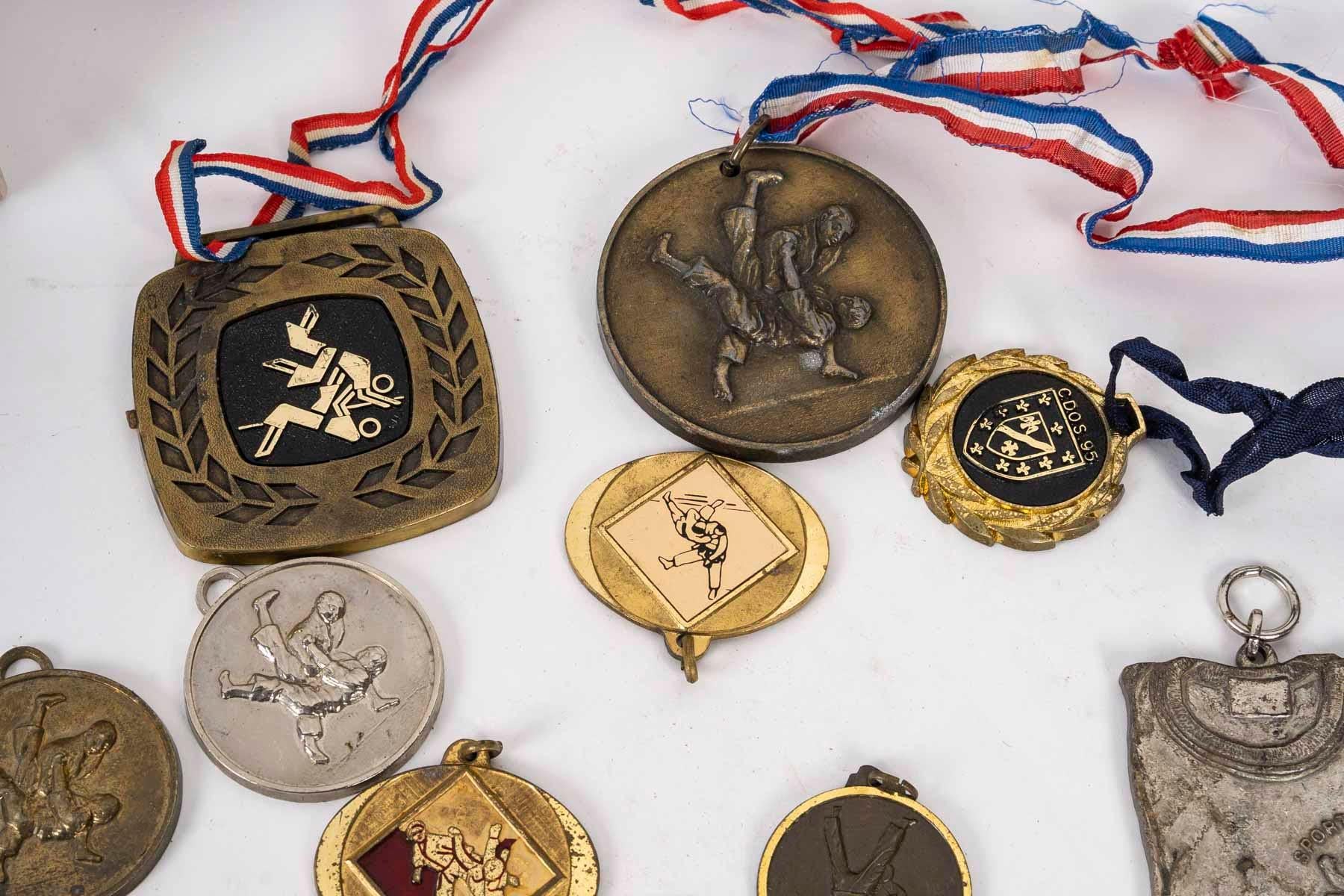 Conjunto de 25 medallas deportivas, siglo XX. Art Nouveau en venta