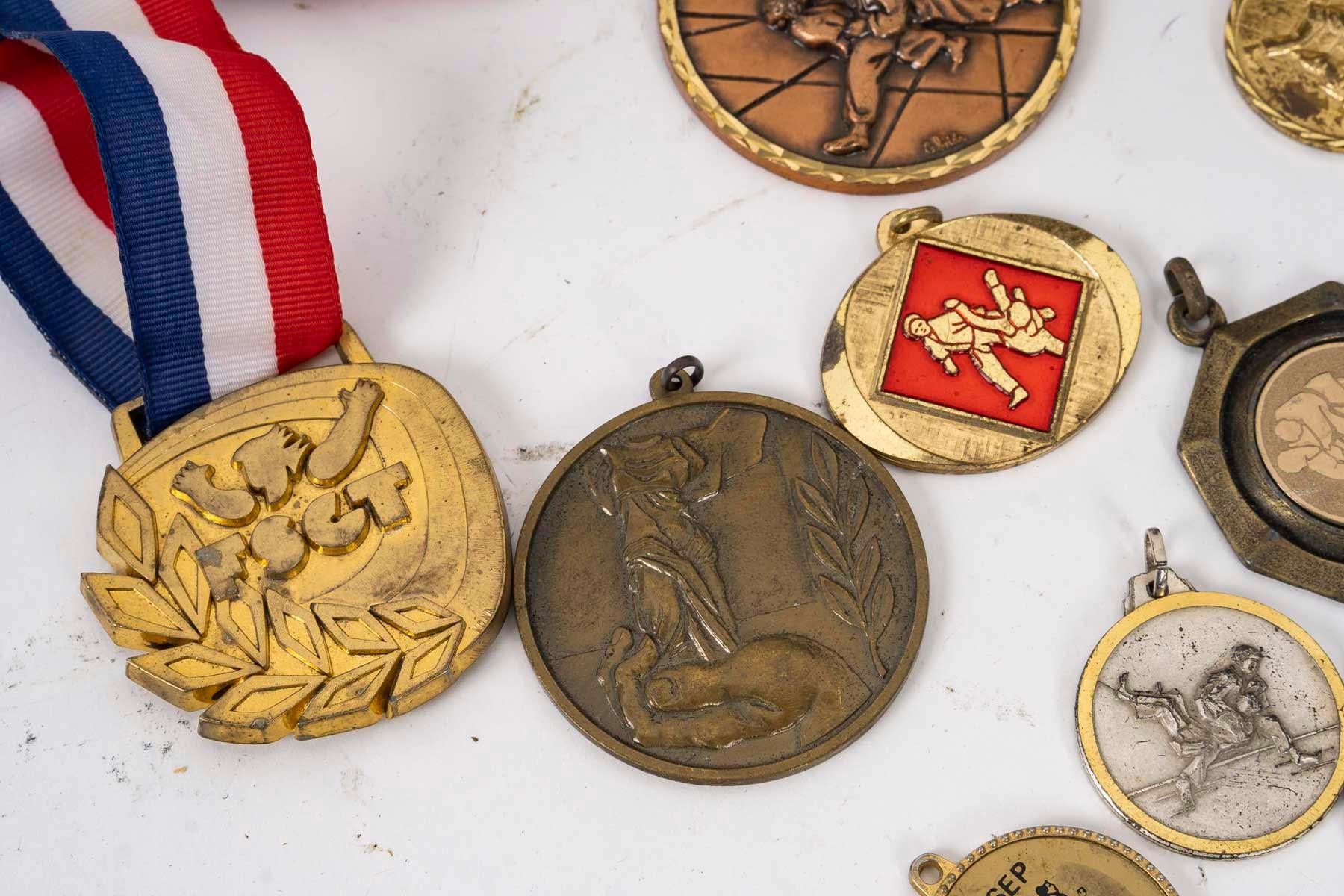 Set of 25 Sports Medals, 20th Century. In Good Condition For Sale In Saint-Ouen, FR