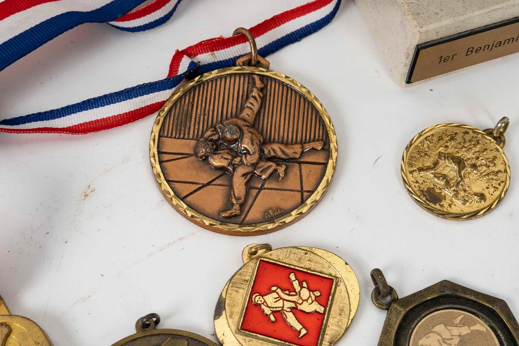 Conjunto de 25 medallas deportivas, siglo XX. Metal en venta