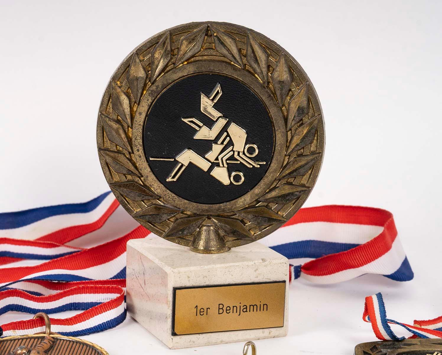 Conjunto de 25 medallas deportivas, siglo XX. en venta 1