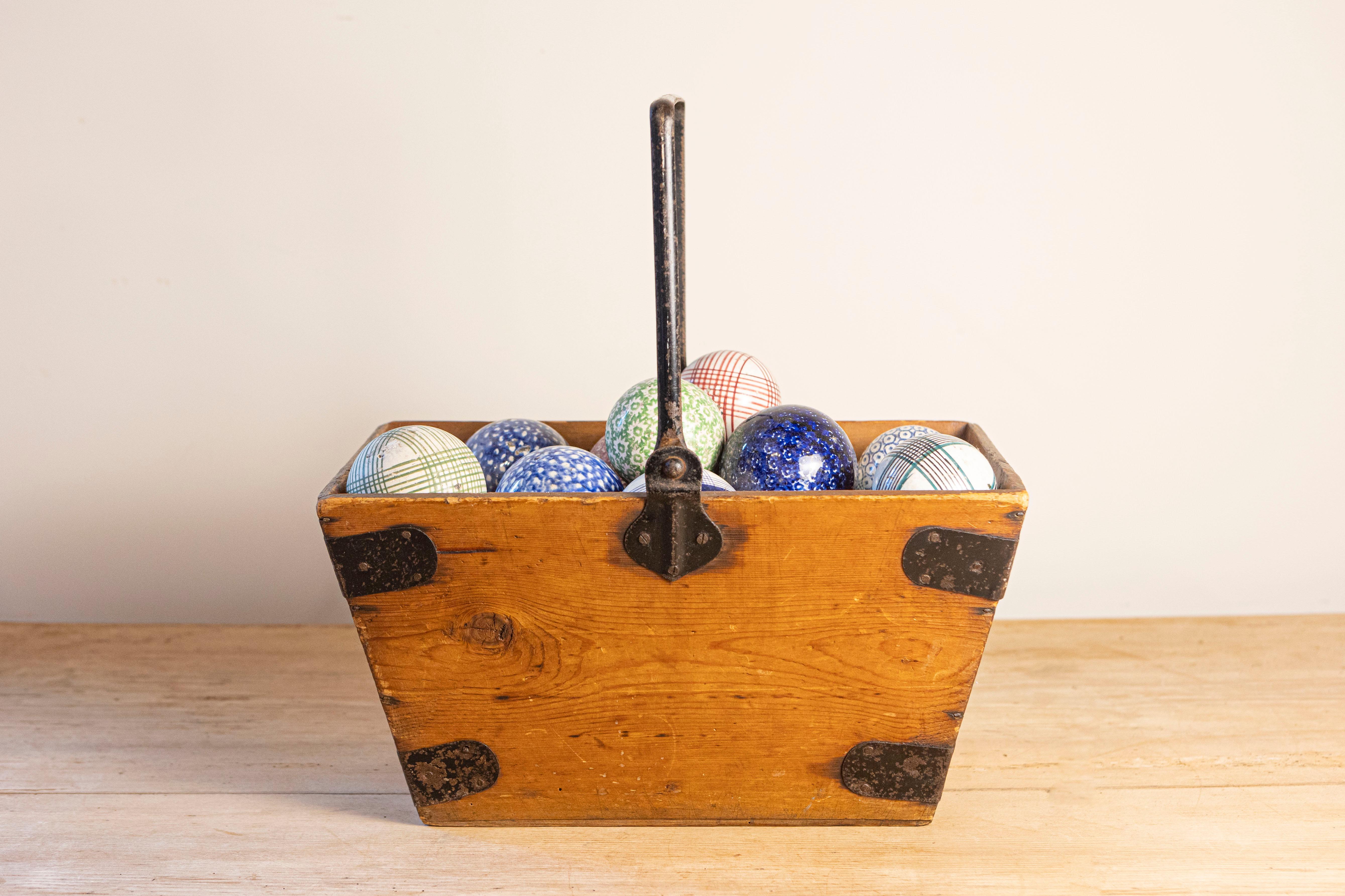 Questo set di 26 palline da croquet inglesi in materiale composito risale all'epoca vittoriana (XIX secolo) e riflette la raffinata cultura ricreativa dell'epoca. Realizzato in Inghilterra, ogni pallone è realizzato in materiale composito e presenta