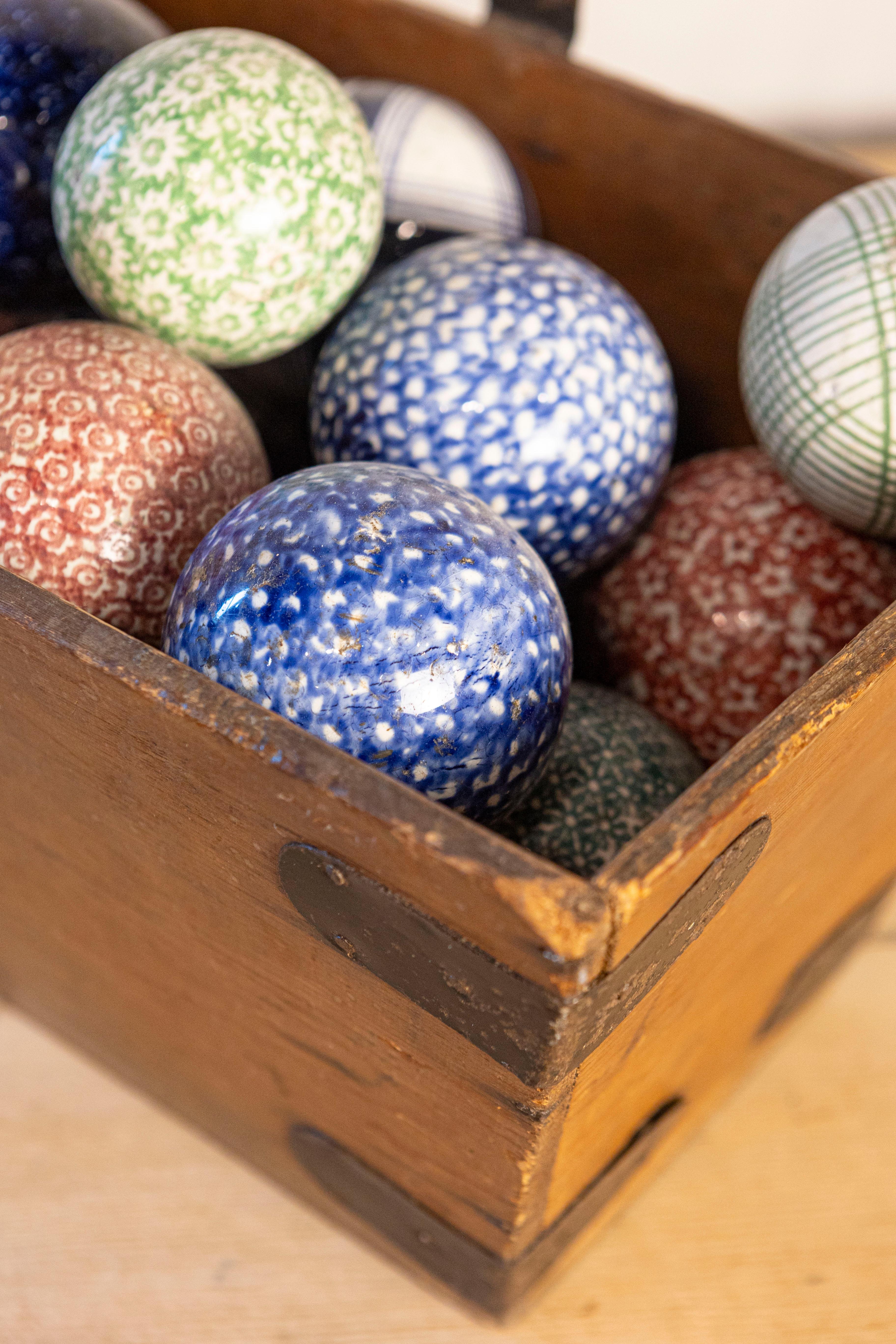 Set di 26 palline da croquet inglesi vittoriane in materiale composito con vari disegni colorati In condizioni buone in vendita a Atlanta, GA