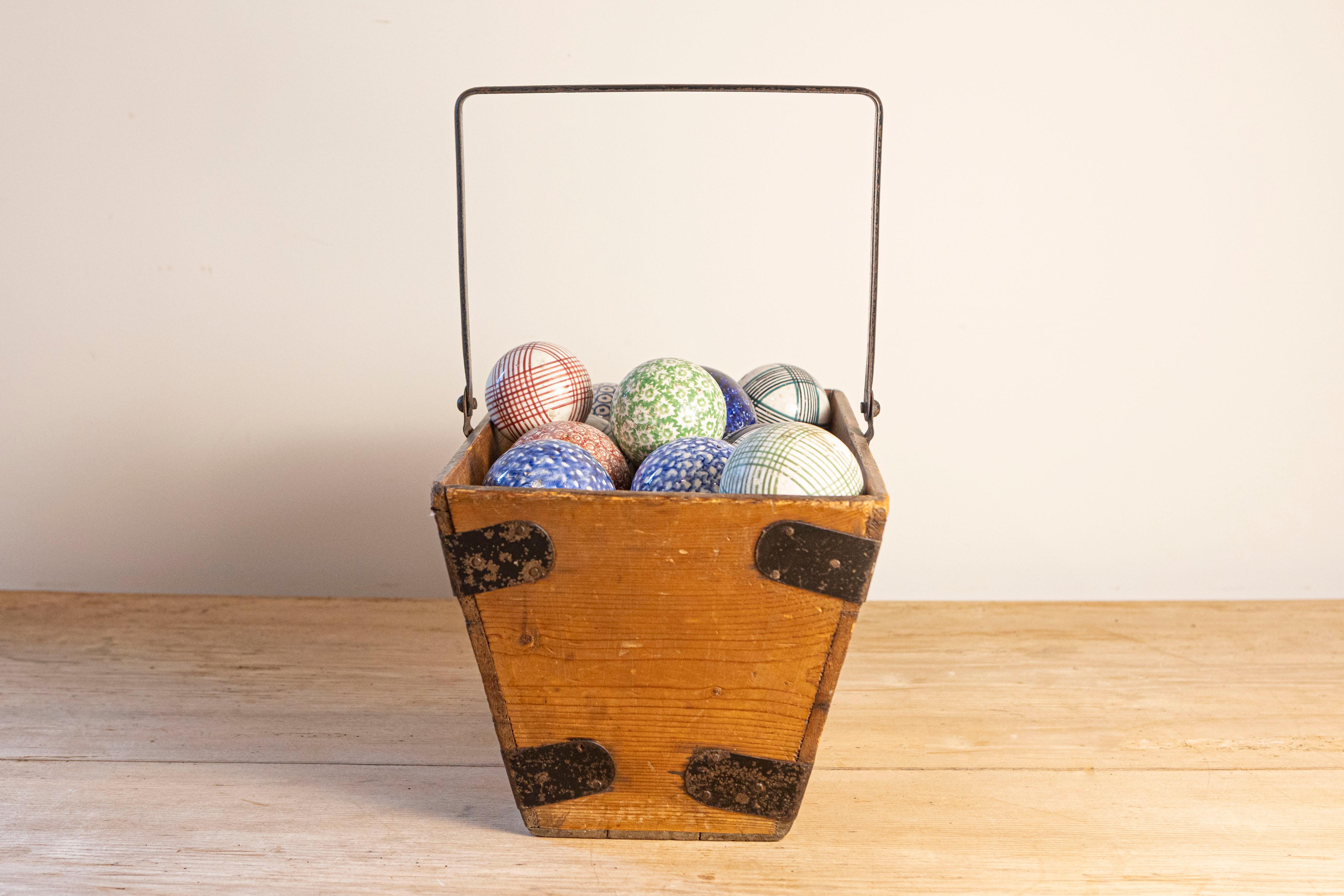 XIX secolo Set di 26 palline da croquet inglesi vittoriane in materiale composito con vari disegni colorati in vendita