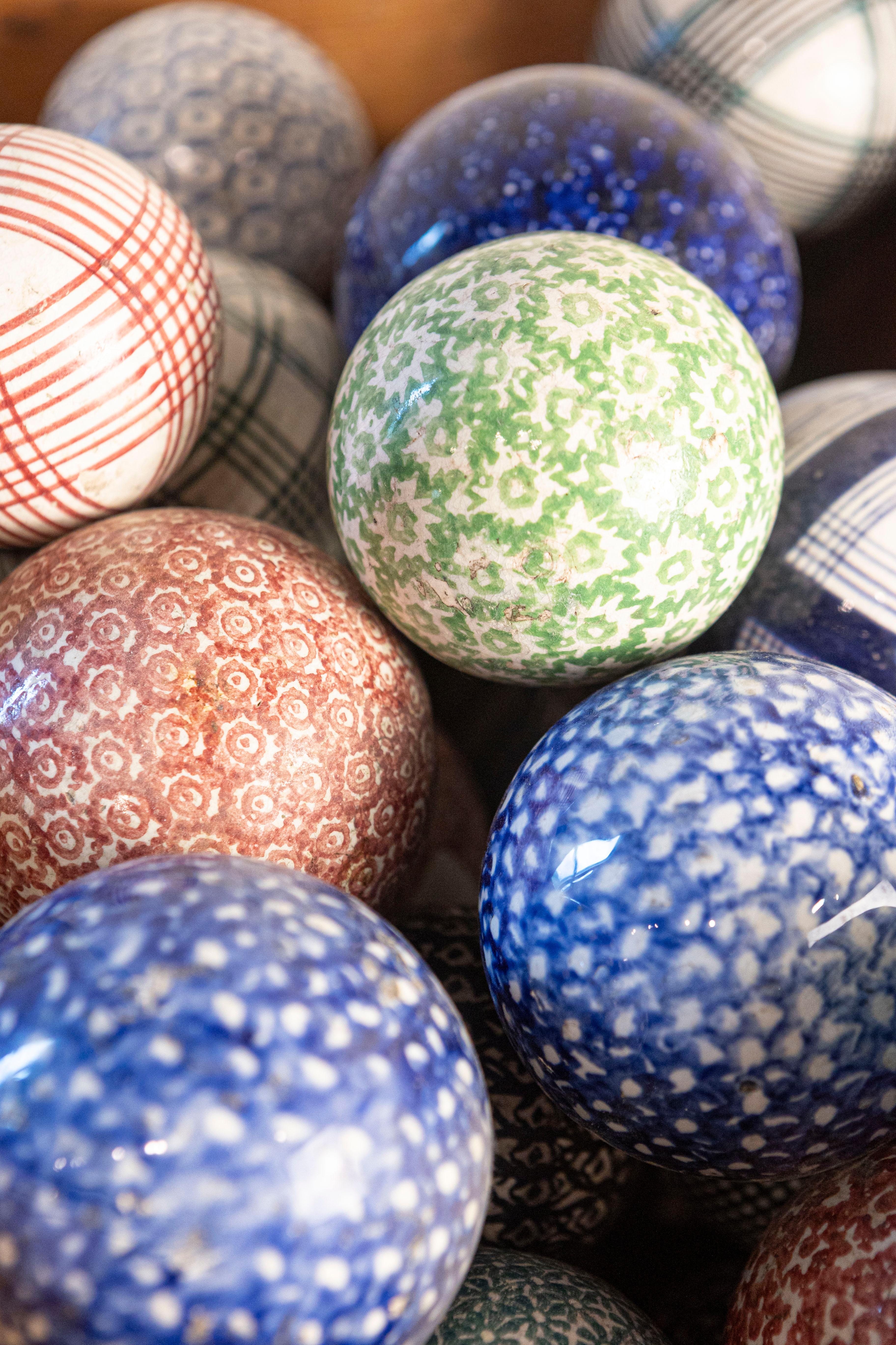 Bosso Set di 26 palline da croquet inglesi vittoriane in materiale composito con vari disegni colorati in vendita