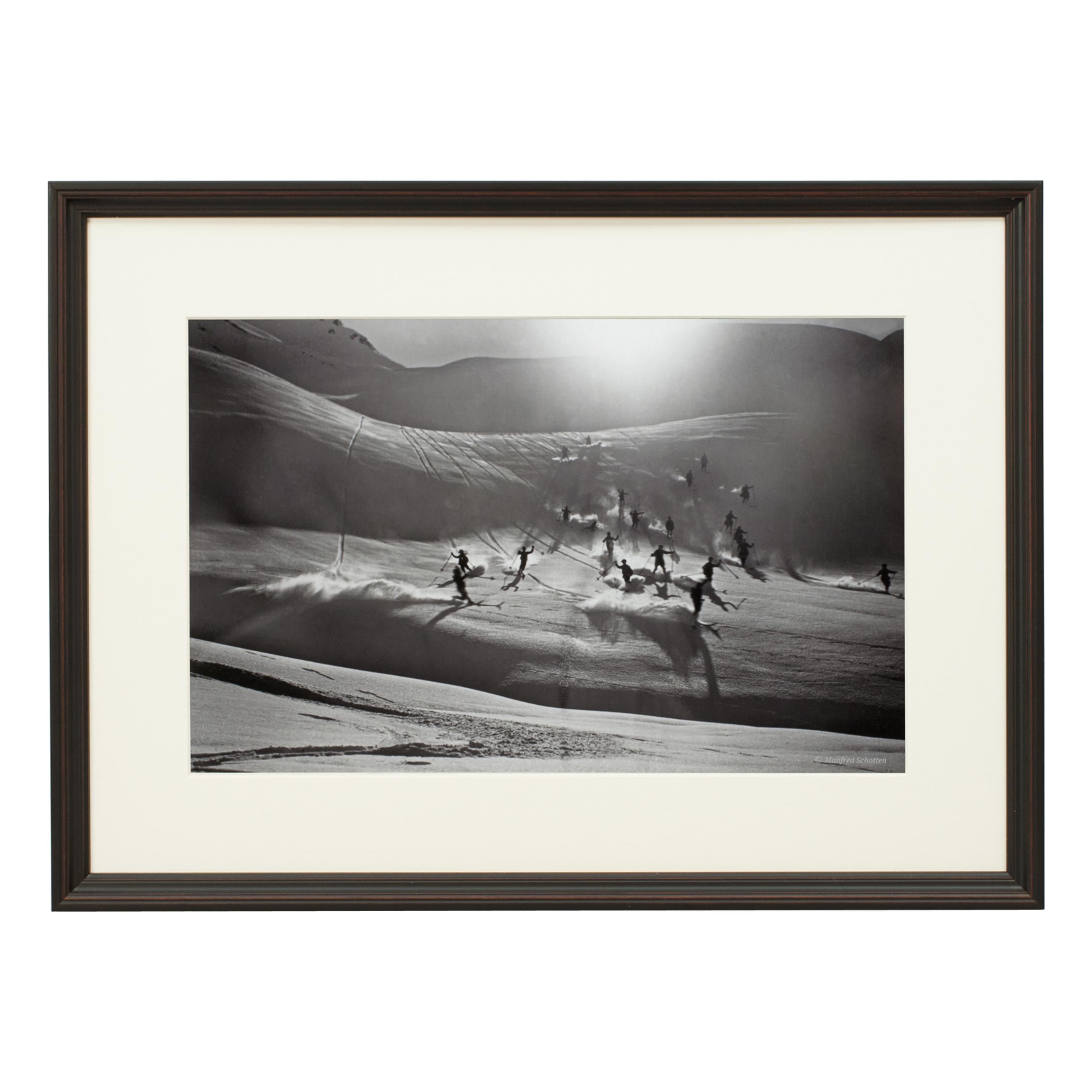 Un ensemble de 25 photographies modernes encadrées et montées en noir et blanc d'après la photographie originale de ski des années 1930. Le cadre est noir avec une sous-couche bordeaux, le vitrage est en verre synthétique premium clarity+. Les