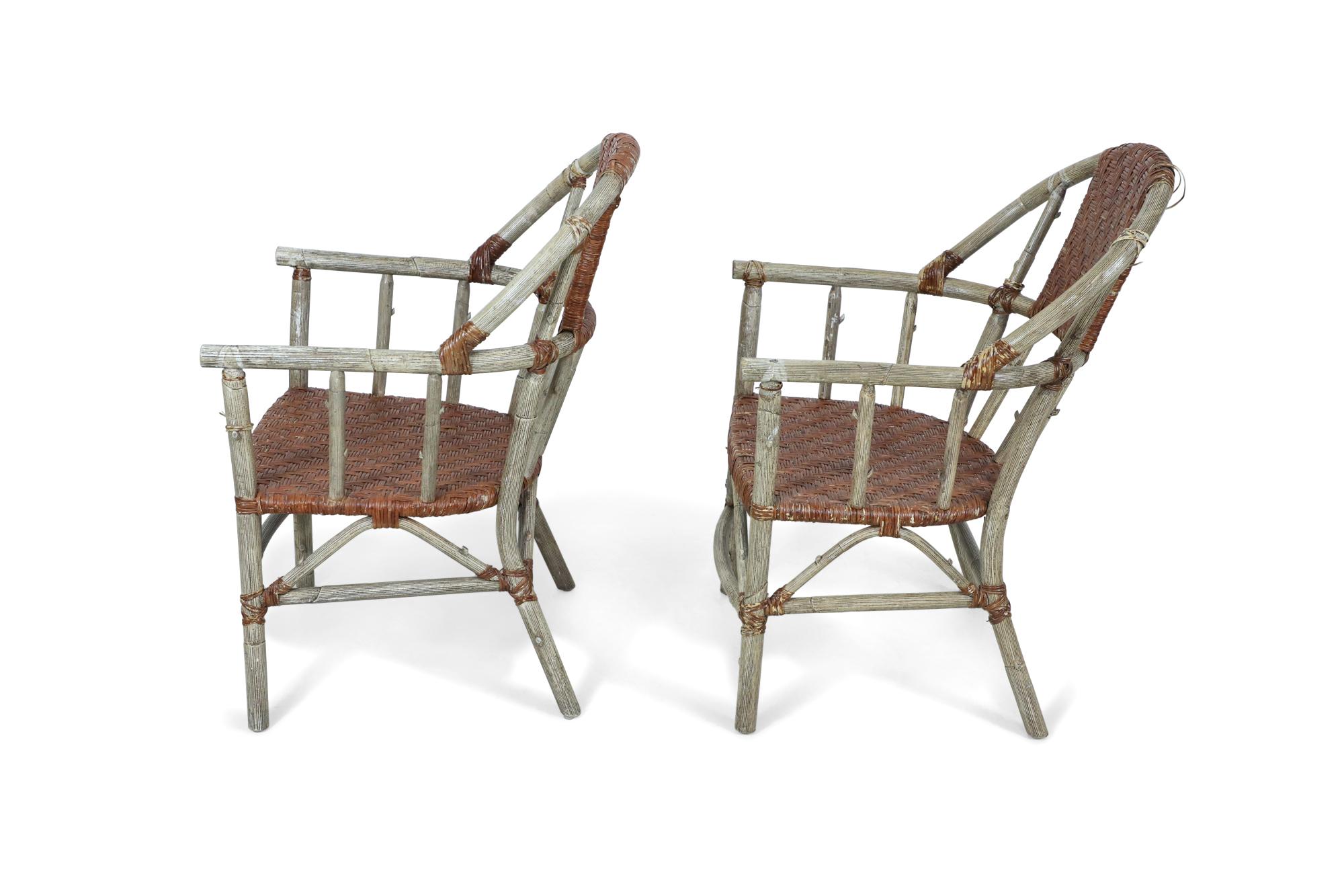 27 Sillones de estilo rústico americano Old Hickory (mediados del siglo XX) de imitación de abedul pintado de gris, con respaldo de diseño de huso, asiento tejido y panel trasero con ribete de ratán (Marca del fabricante: PALECEK, SAN FRANCISCO)