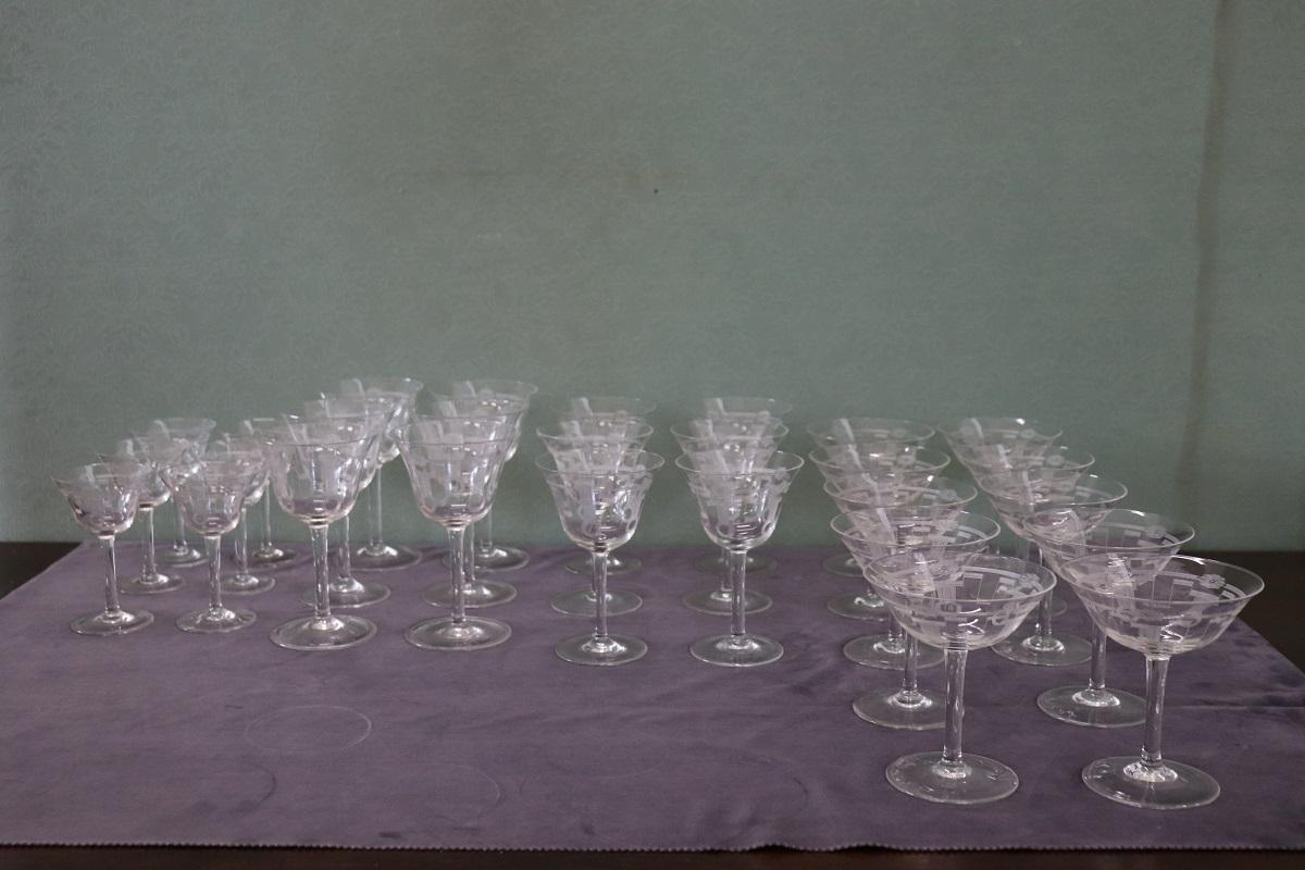 Questo raffinato set di 28 bicchieri di cristallo emana eleganza e raffinatezza, ideale per elevare la tua esperienza culinaria. Meticolosamente progettato per servire 6 ospiti, include una gamma completa di bicchieri di vetro e 4 bicchieri da