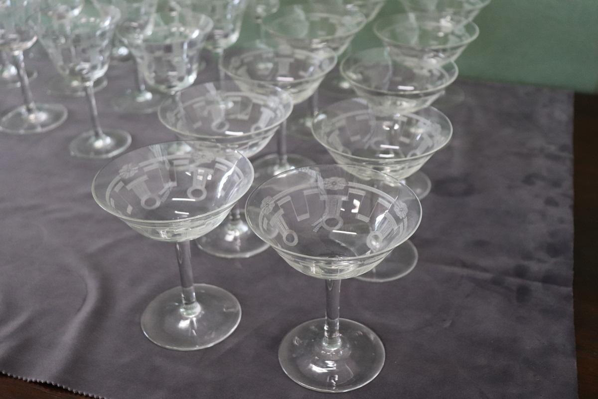 Italiano Set di 28 eleganti bicchieri di cristallo in vendita