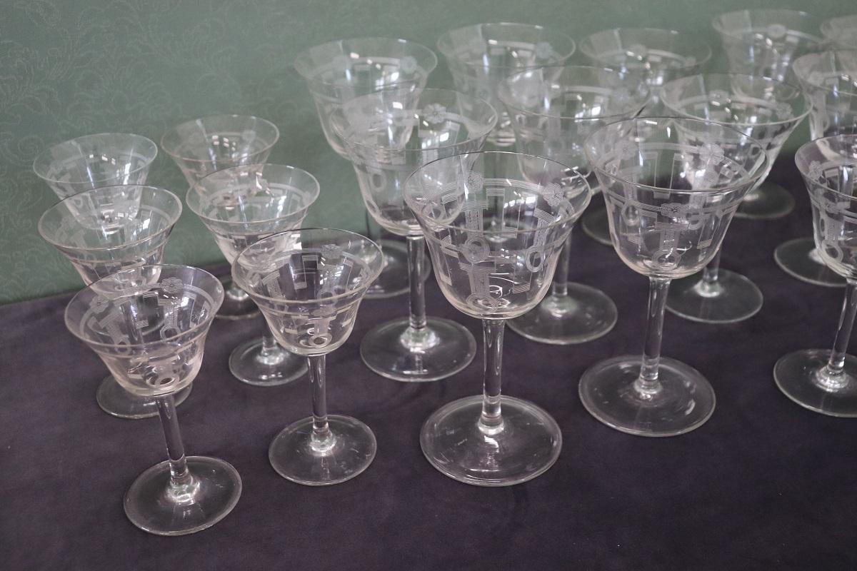 Fine XX secolo Set di 28 eleganti bicchieri di cristallo in vendita