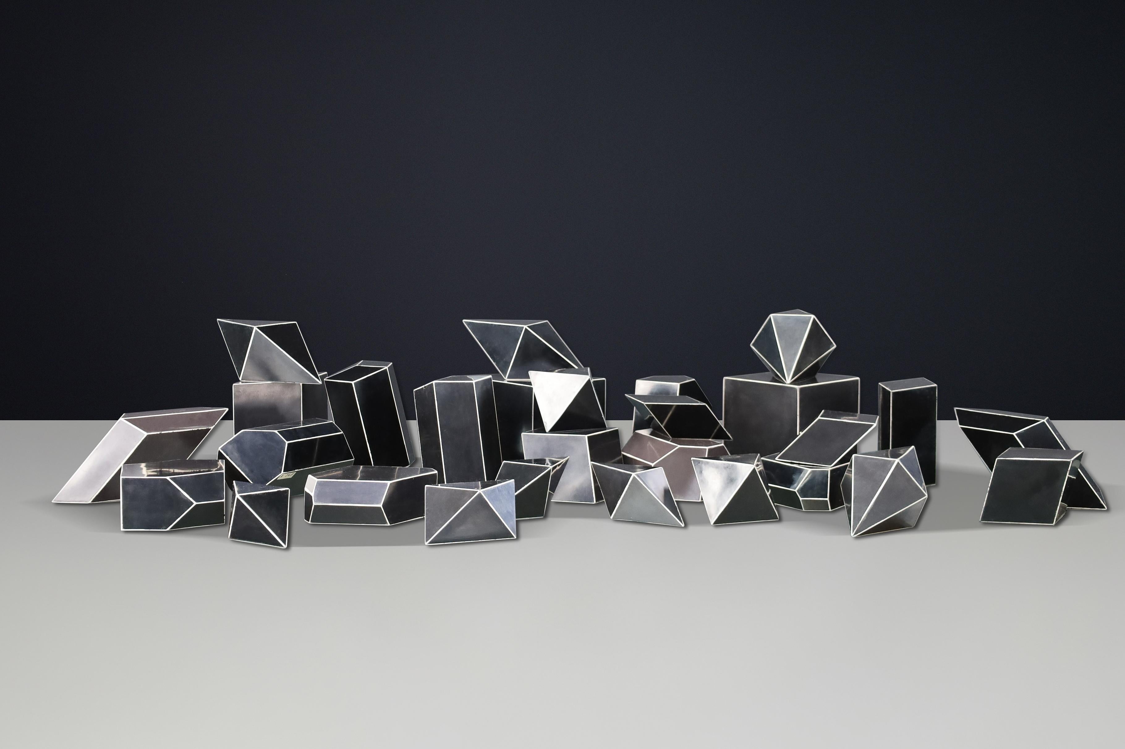 Ensemble de 28 modèles géométriques en bakélite Bauhaus pour salles de classe, CZ 1930s en vente 4