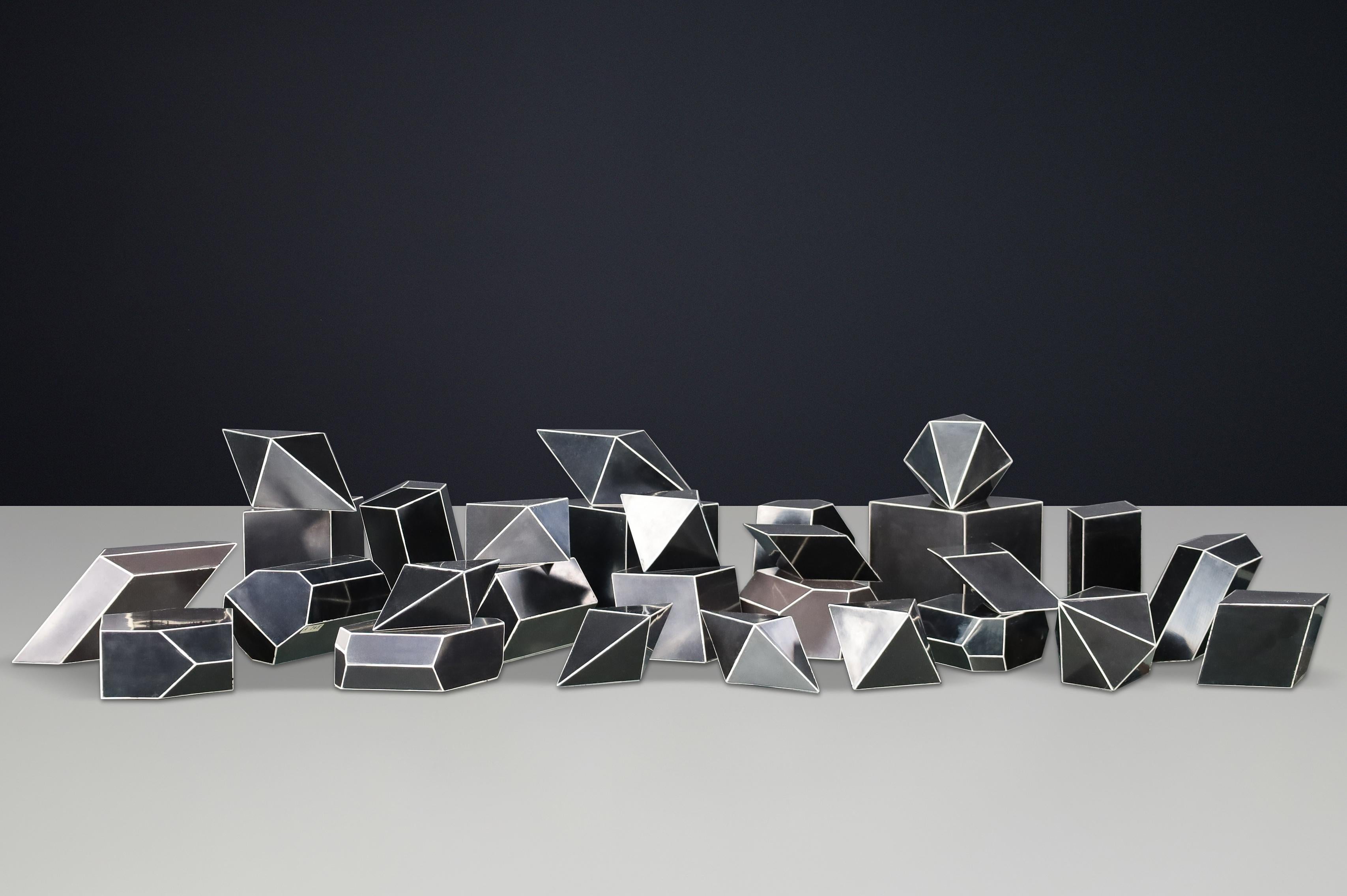 Ensemble de 28 modèles géométriques en bakélite Bauhaus pour salles de classe, CZ 1930s en vente 5