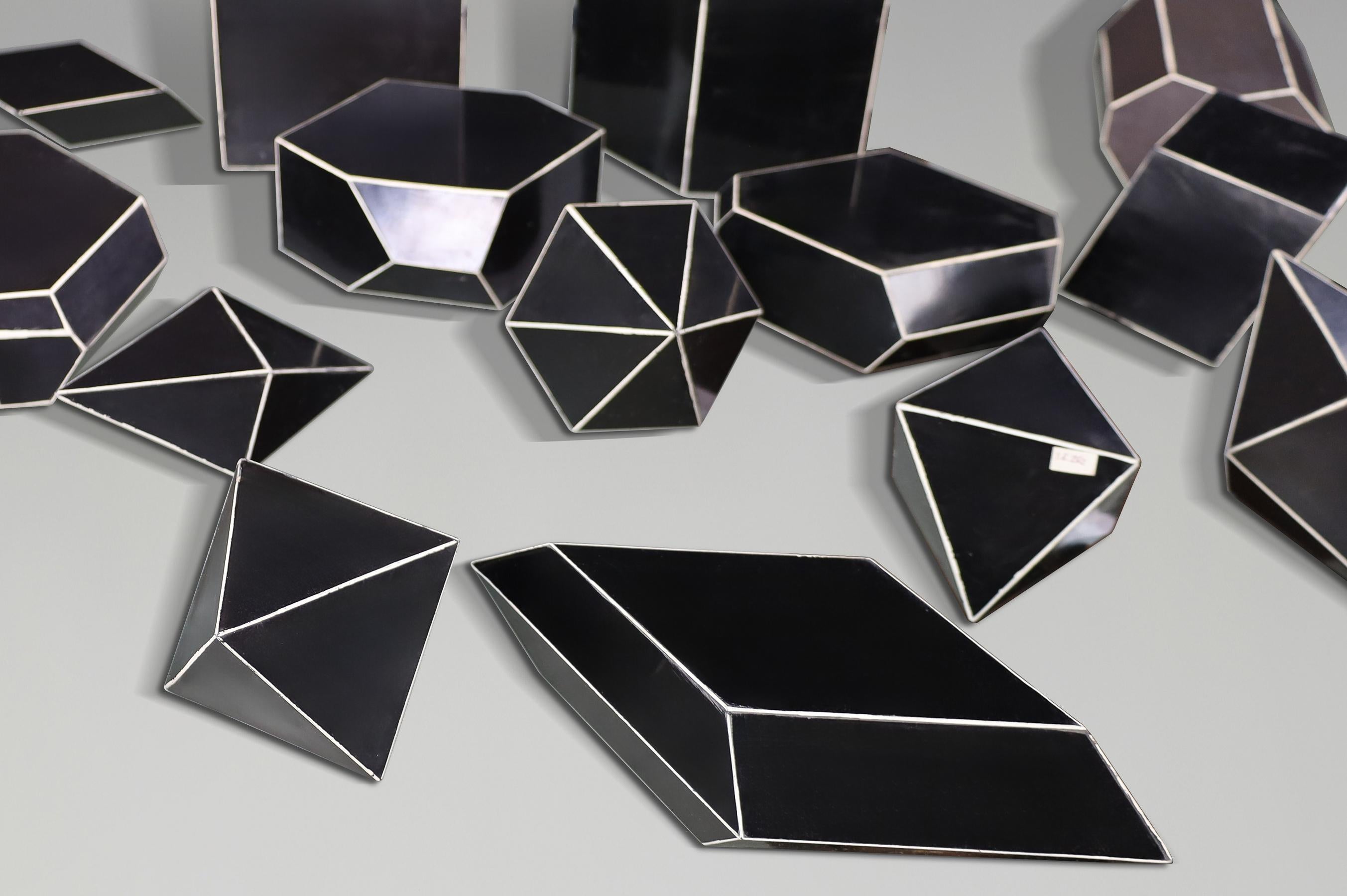 Ensemble de 28 modèles géométriques en bakélite Bauhaus pour salles de classe, CZ 1930s en vente 6