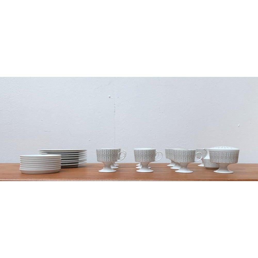 Service à café vintage allemand Secunda Grau par Tapio Wirkkala pour Rosenthal, ensemble de 28, en très bon état. Conçue de 1970 à 1979 Cette pièce porte une marque d'attribution.

Informations complémentaires :
Matériaux : Céramique
Couleur :