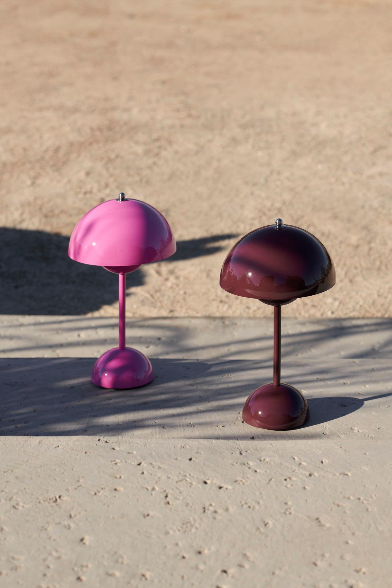 XXIe siècle et contemporain Ensemble de 2 lampes de bureau Flowerpot Vp9 Portable Dark Plum/Tangy Pink Table Lamp-Panton pour &T en vente