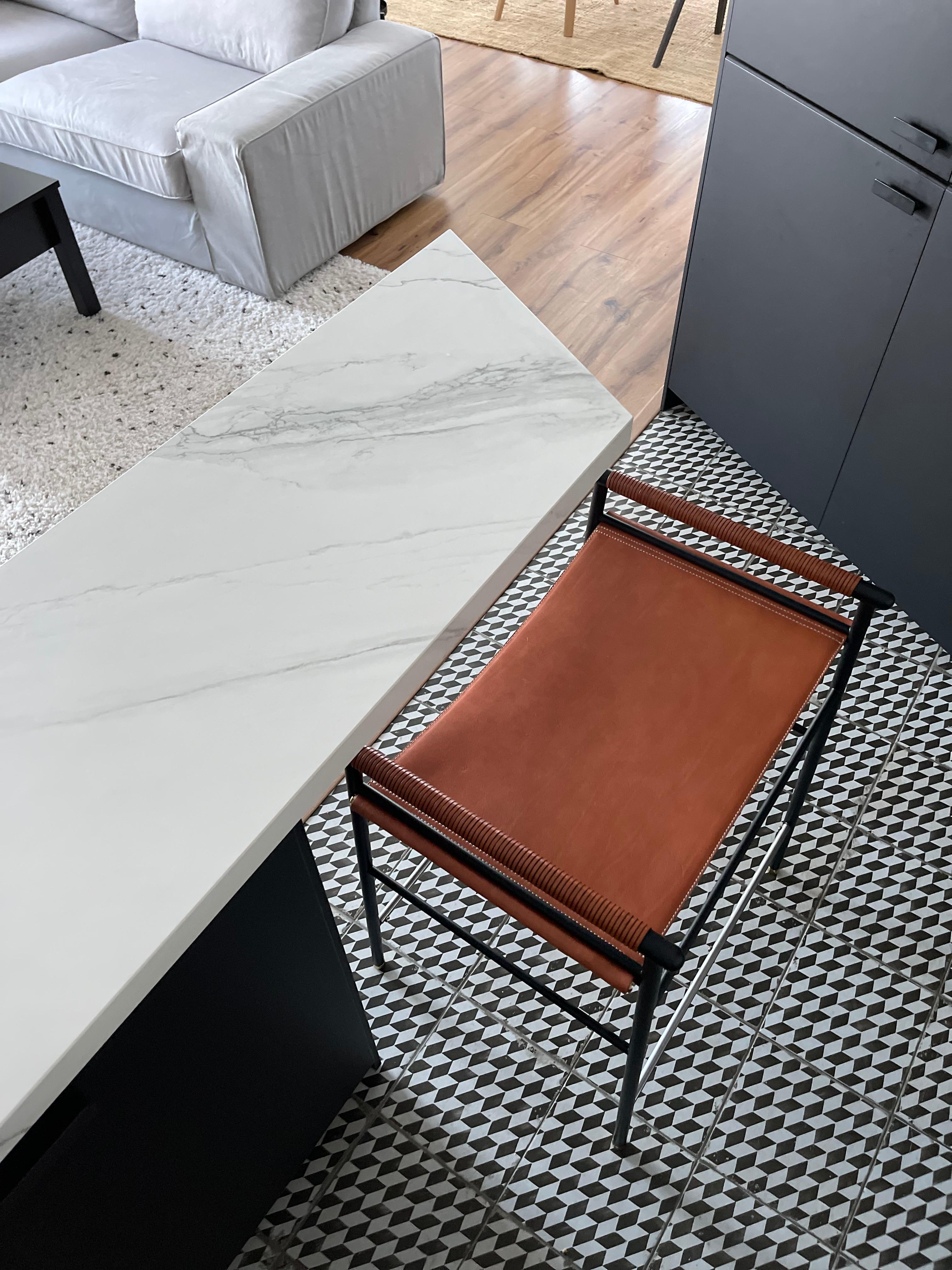 Coppia di sgabelli da banco contemporanei in pelle marrone scuro e metallo nero in vendita 3