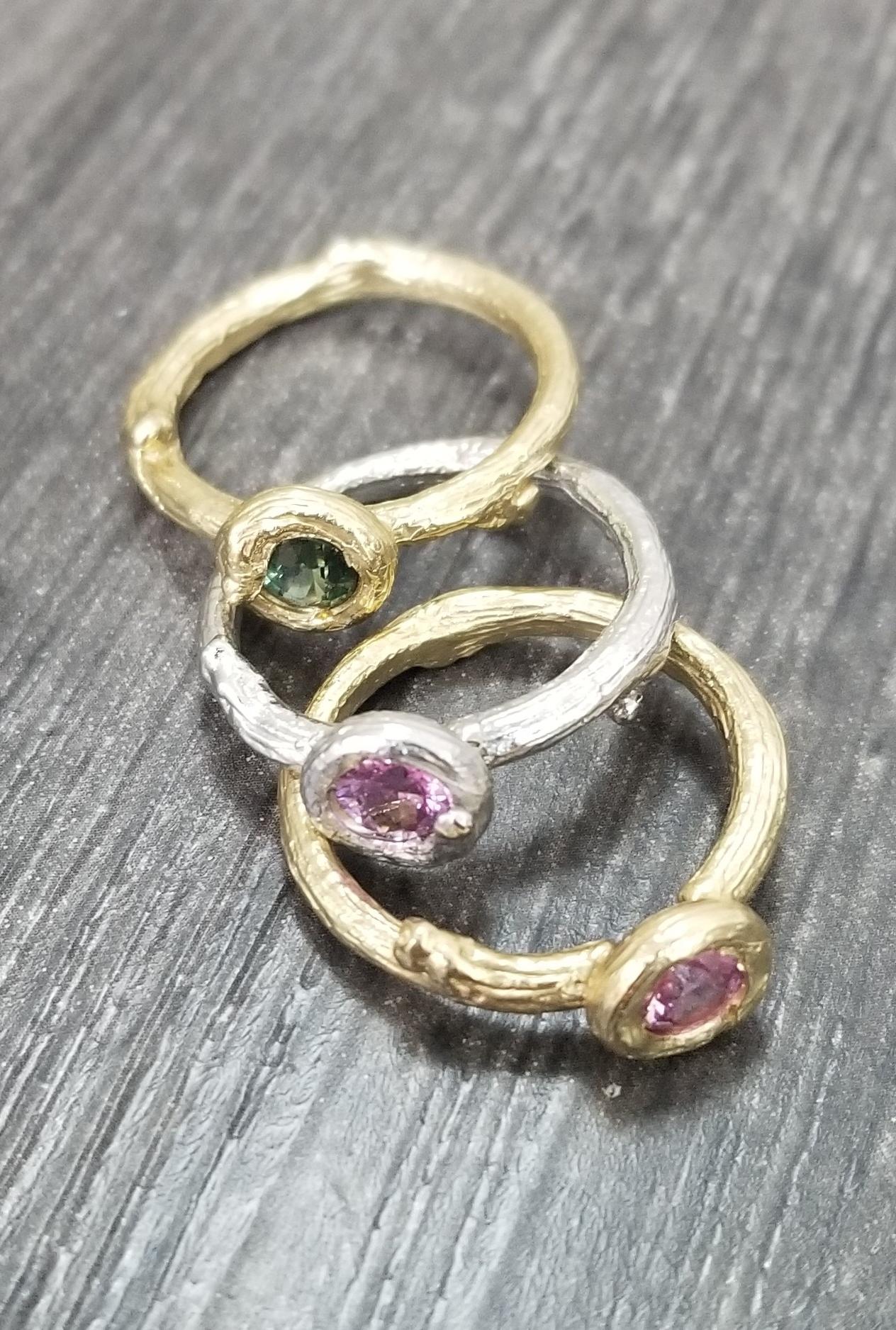 da uomo o donna Set di 3 anelli impilabili con zaffiro multicolore in oro 14k in vendita