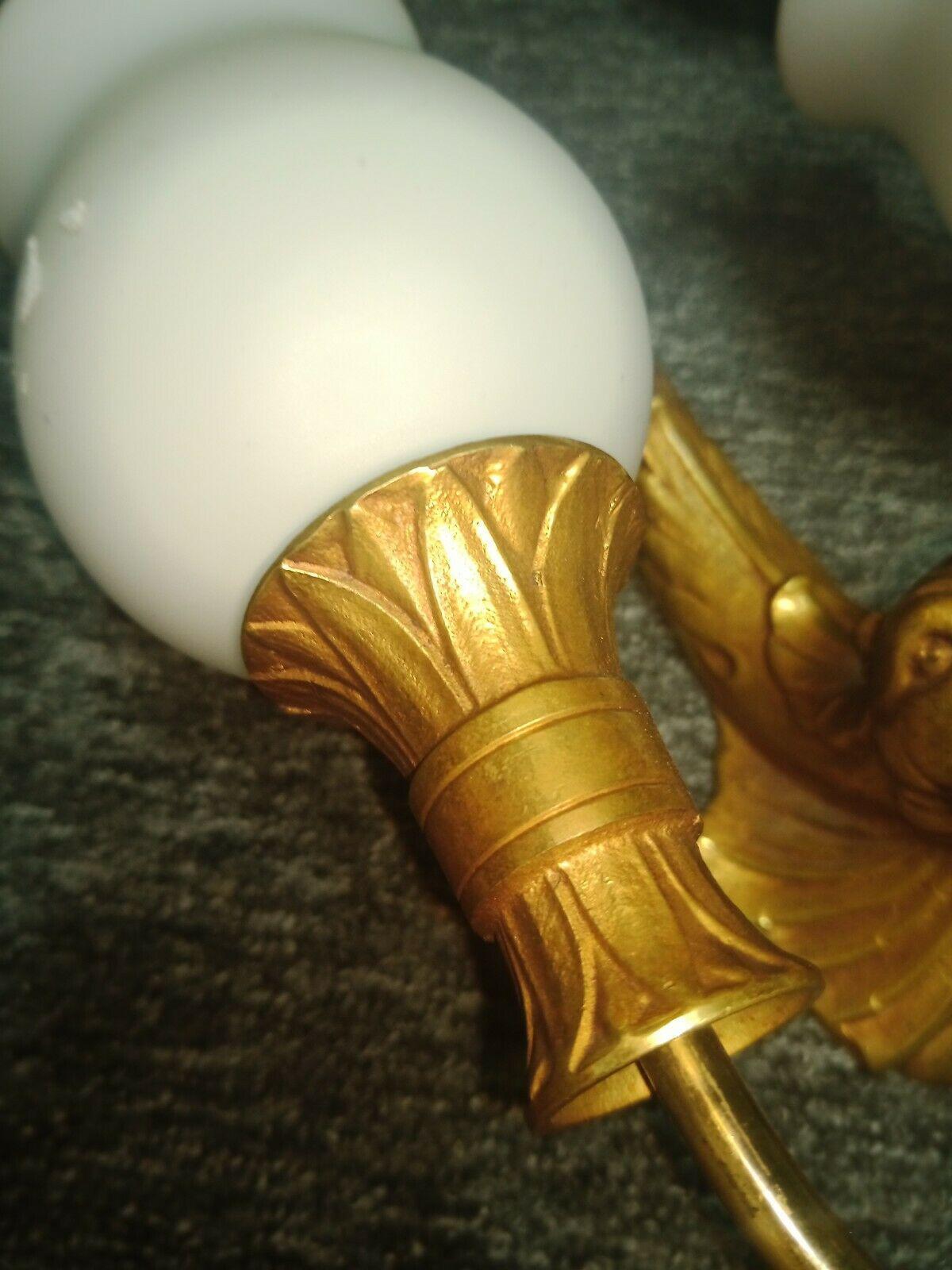 Neoclassico Set di 3 lampade da parete in stile neoclassico francese degli anni '40 in bronzo dorato con pesci e delfini in vendita