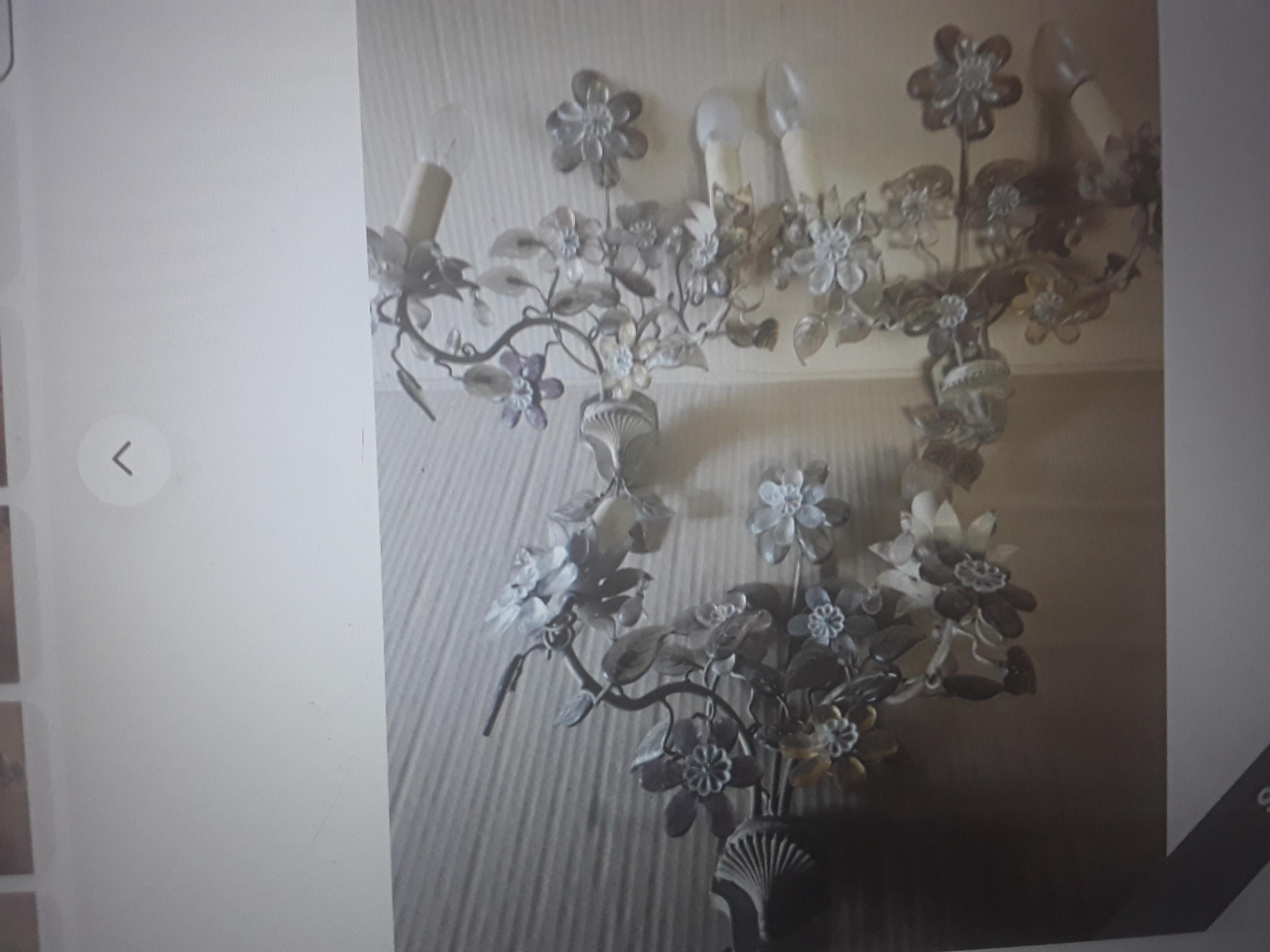 Impresionante Juego de 3 Apliques de Pared con Forma de Ramo Floral de Cristal Tallado y Amatista de la Regencia Francesa de Hollywood. Forma de jarrón con flores de cristal que sobresalen y hojas de cristal. Se trata de un raro conjunto atribuido a