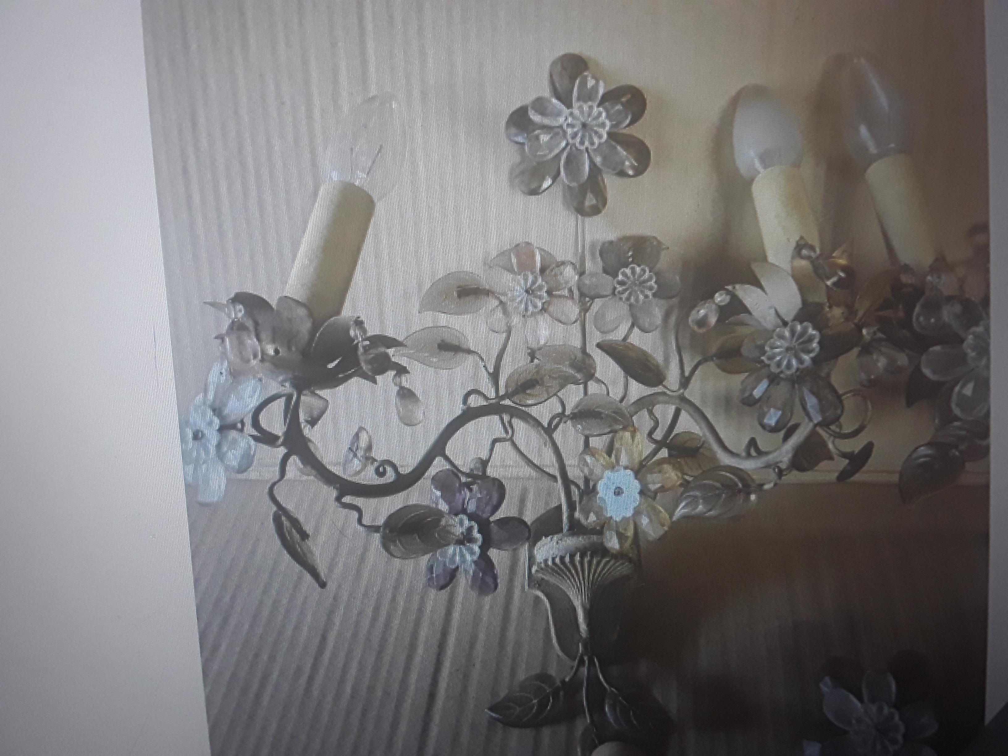 Juego de 3 Apliques de Cristal de Corte Amatista de la Regencia Francesa de 1940 con Ramo Floral Francés en venta